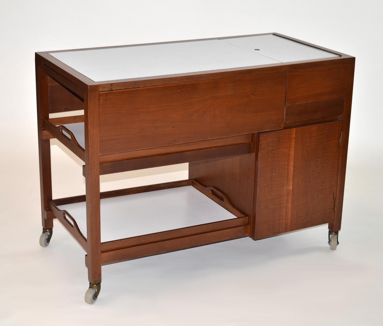 Modern Rolling Serving or Bar Cart by William Pahlmann USA Mid-Century 
Server buffet or bar cart by William Pahlmann Hastings Square Mid-Century Modern
Designed by interior designer William Pahlmann (1900-1987) in the early 1950s for Grand Rapids