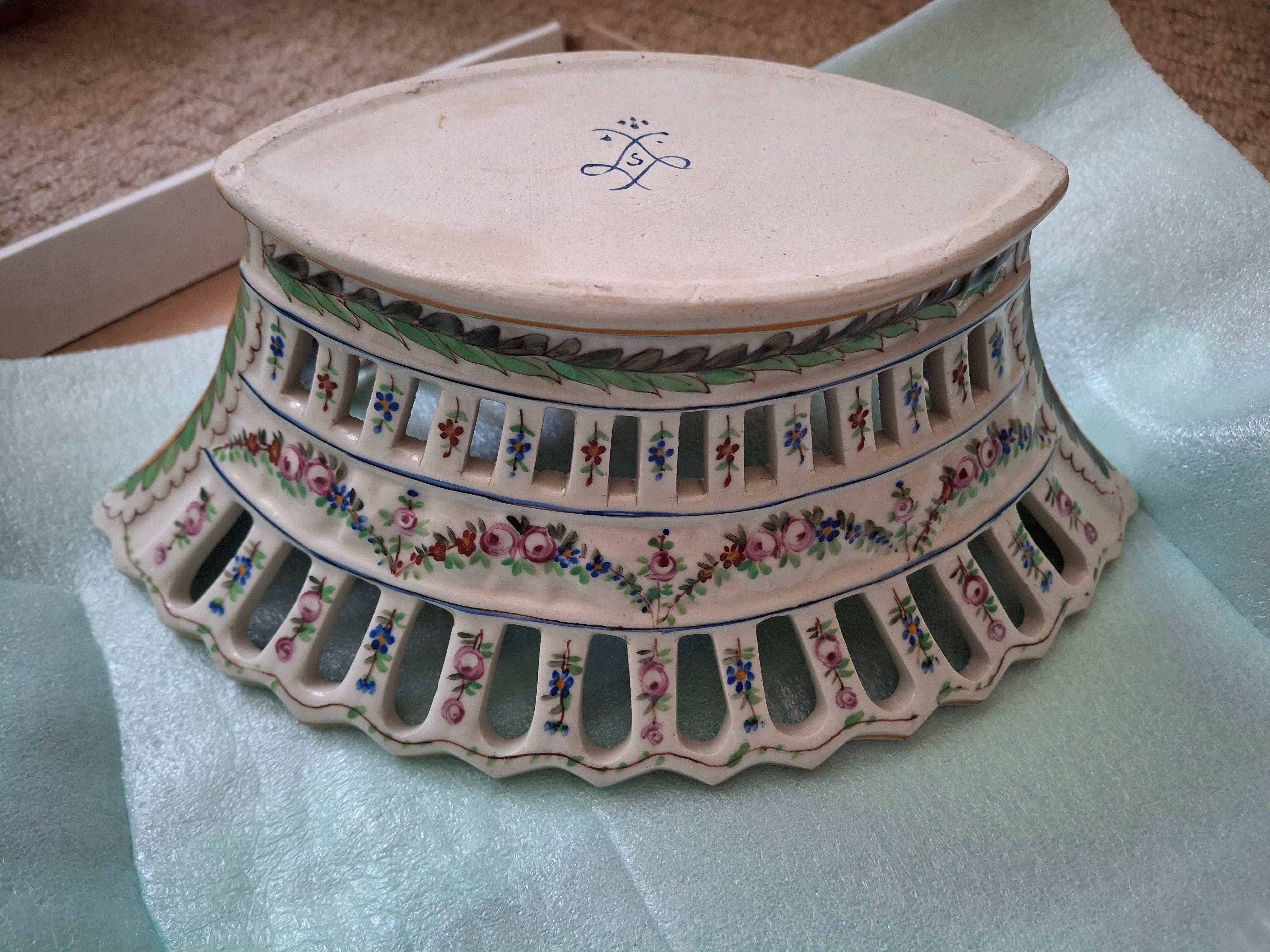 Serves France Panier réticulé en porcelaine peinte à la main en vente 5
