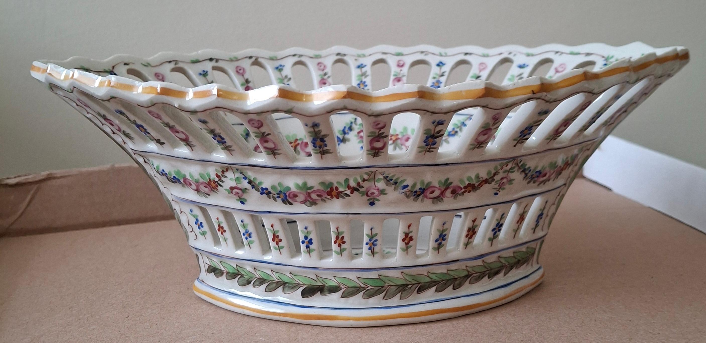 Sèvres France Panier en porcelaine réticulée peint à la main

Bord festonné 

Début du 20e siècle 

11.25