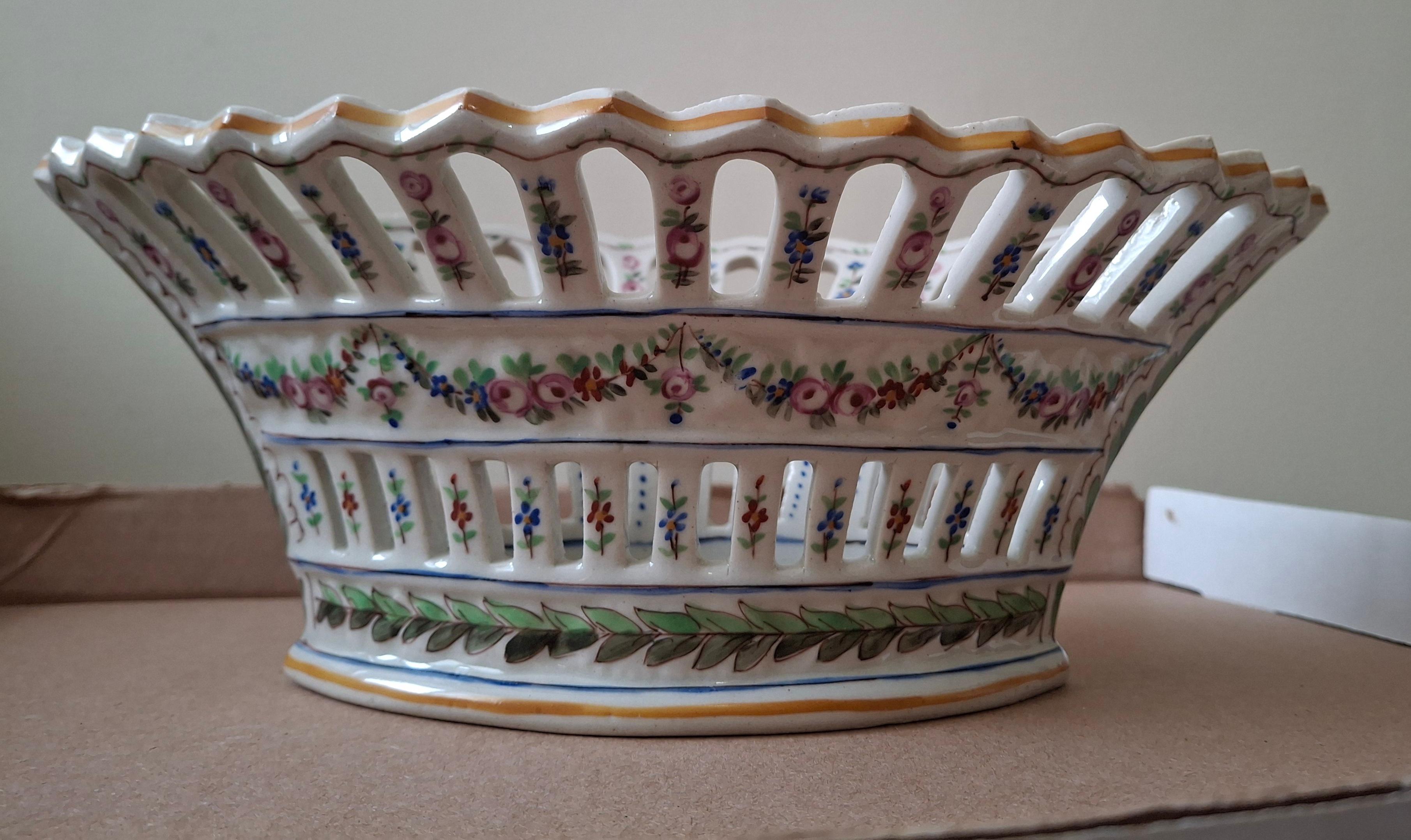 Serves France Panier réticulé en porcelaine peinte à la main Bon état - En vente à San Francisco, CA