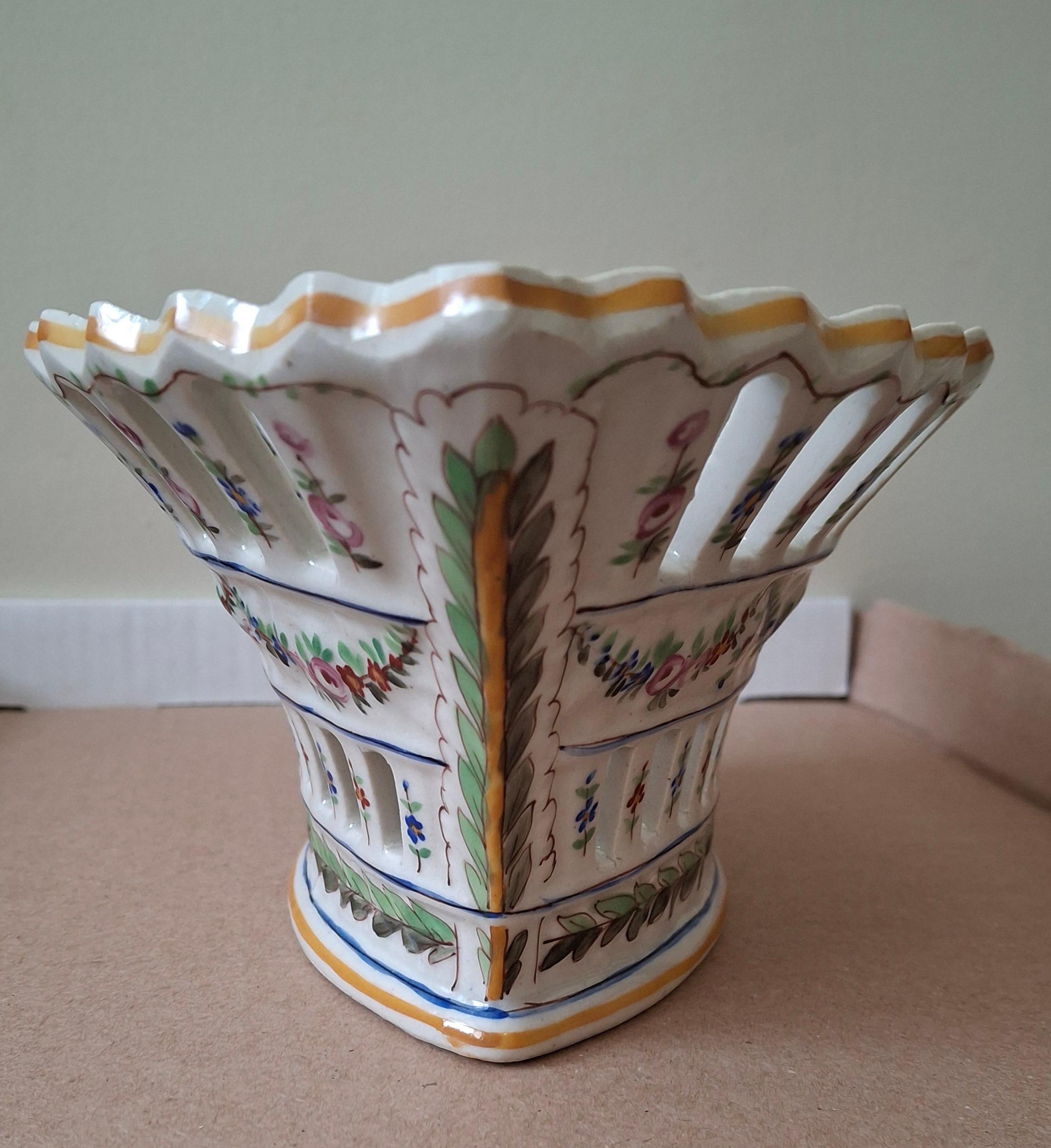 20ième siècle Serves France Panier réticulé en porcelaine peinte à la main en vente