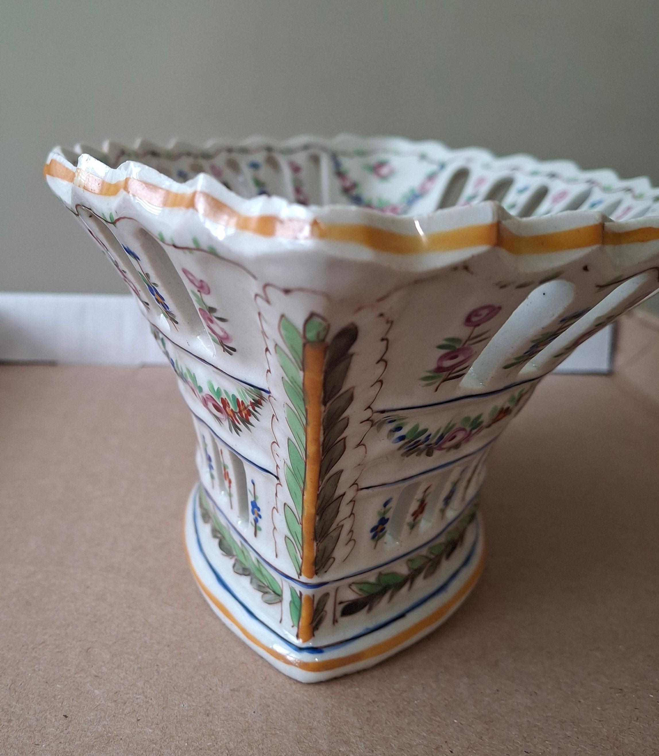 Porcelaine Serves France Panier réticulé en porcelaine peinte à la main en vente
