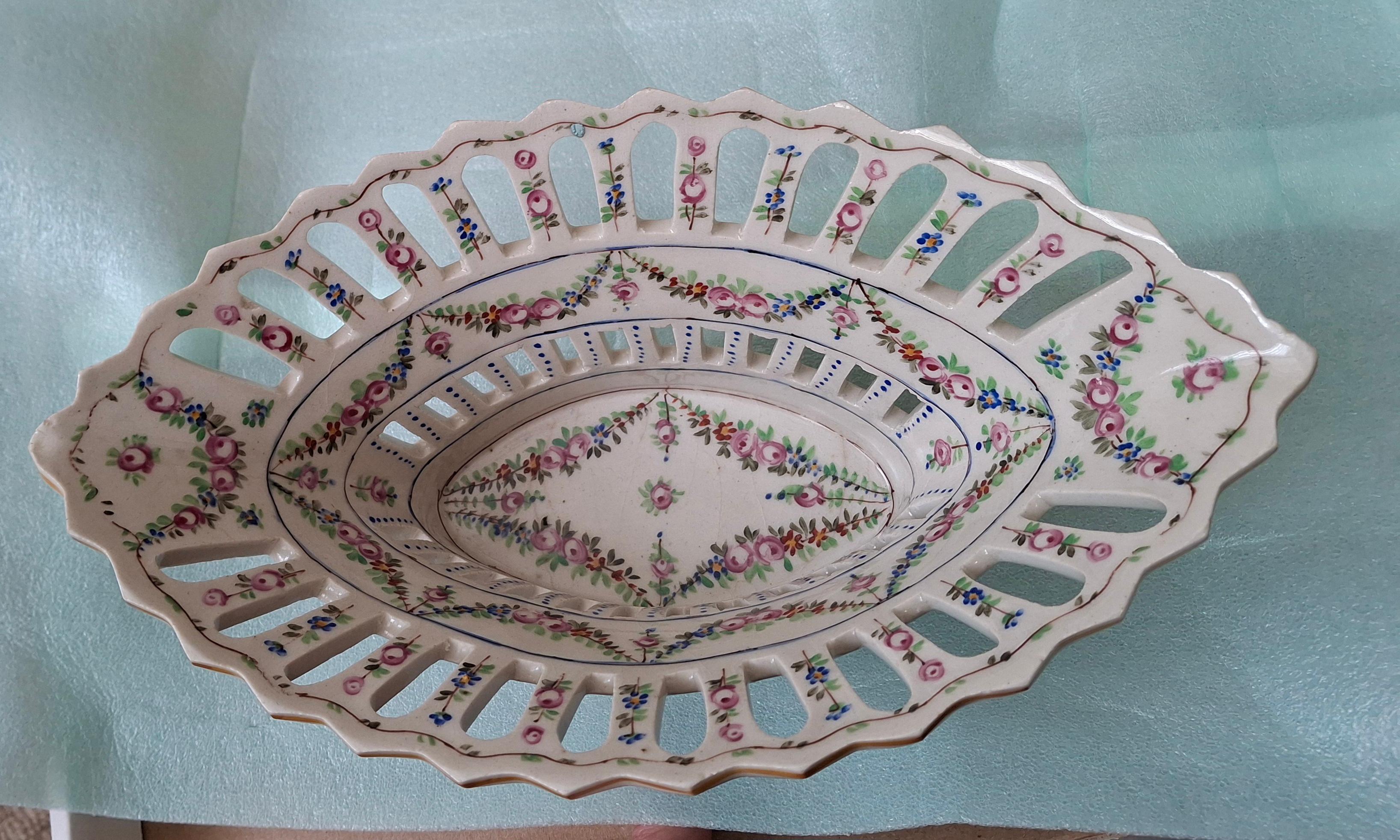 Serves France Panier réticulé en porcelaine peinte à la main en vente 1