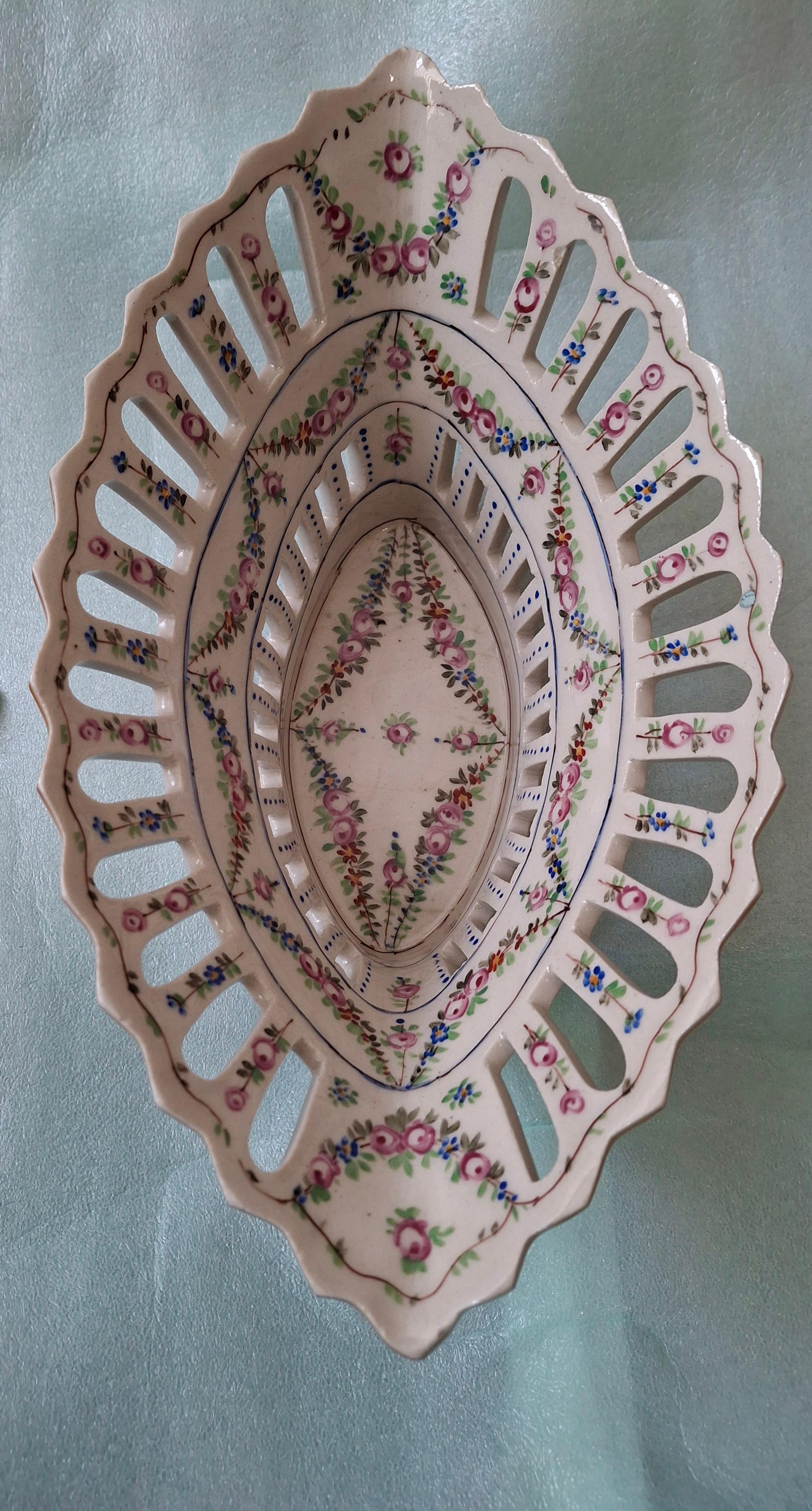 Serves France Panier réticulé en porcelaine peinte à la main en vente 2