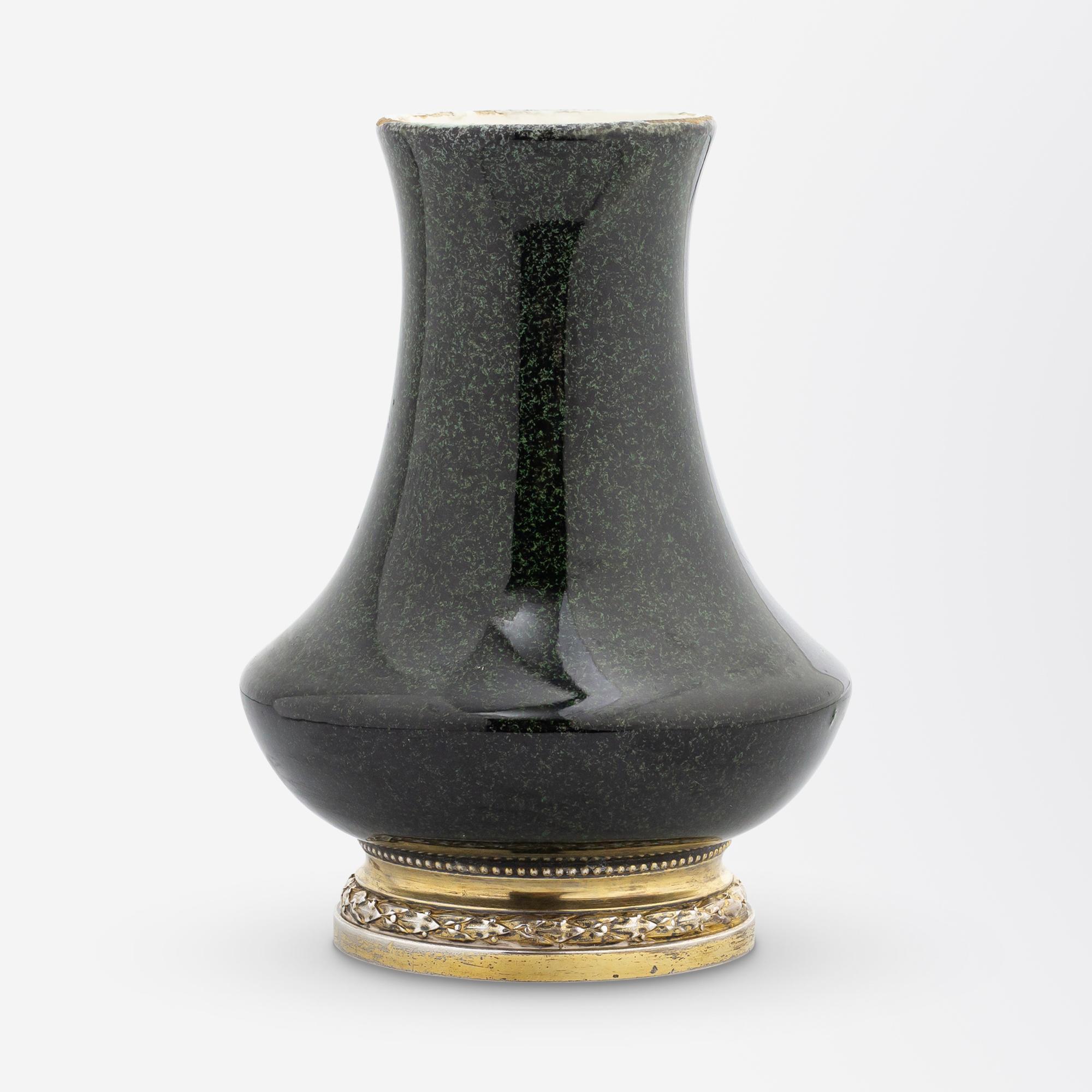 Ce magnifique vase en forme de bourgeon a été fabriqué en France par le céramiste Paul Milet (1870-1950) au cours du premier quart du XXe siècle. Ce petit vase à glaçure verte tachetée est typique du travail de Milet, qui a travaillé à Serves sur