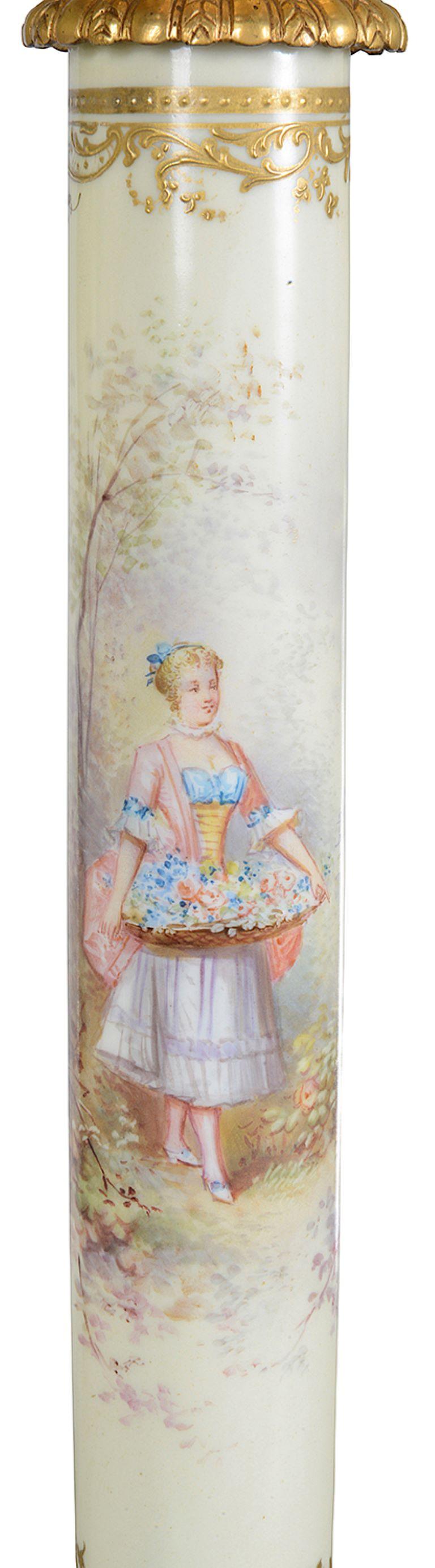 Lampada a olio in porcellana francese Serves del XIX secolo, con fondo color crema con scene romantiche dipinte a mano, riflessi dorati, montature in ormù e paralume in vetro rubino.

1/2 R Ombra PM BKZZE