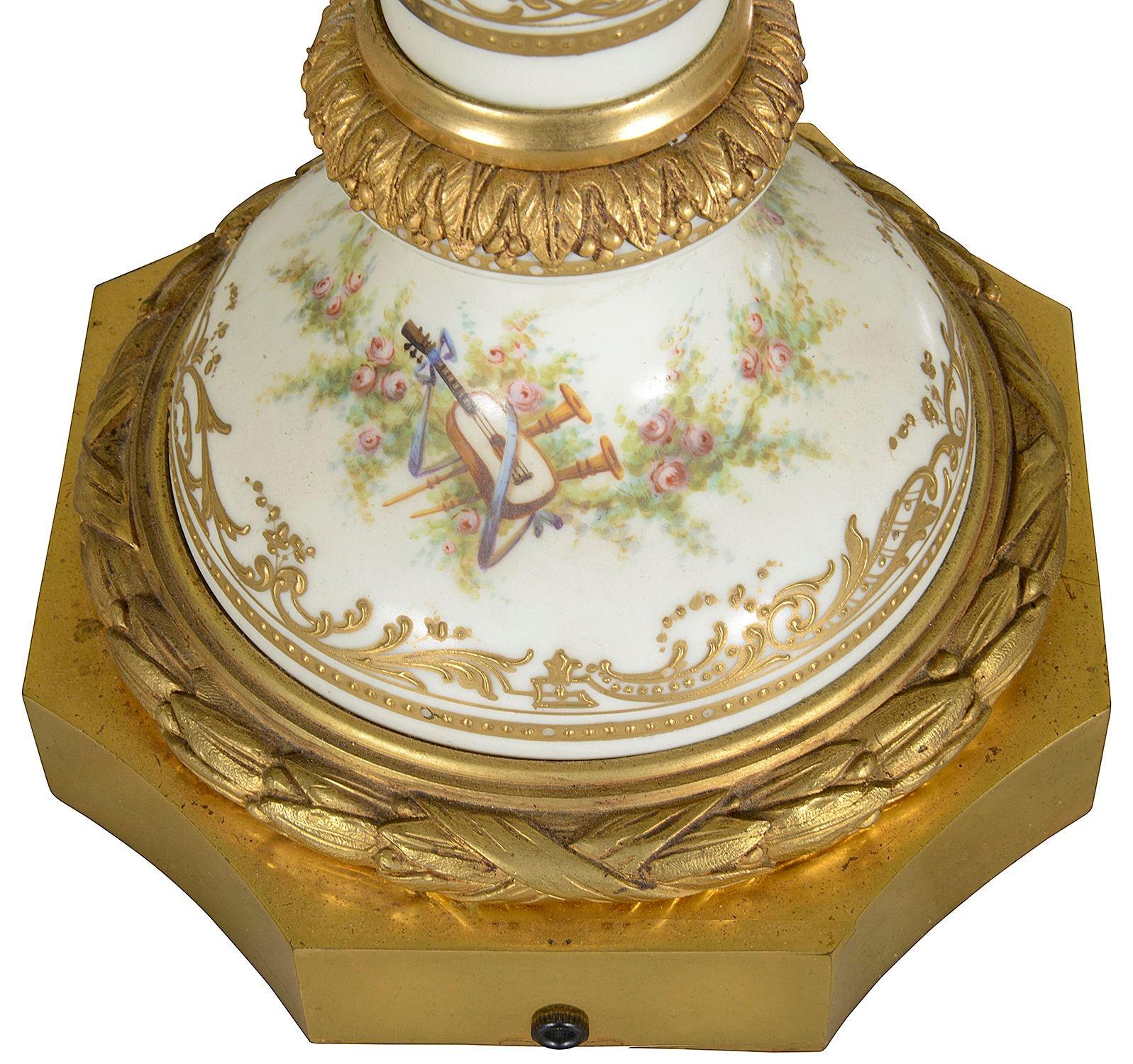 Lampada a olio in porcellana in stile Serves, 1880 circa In condizioni buone in vendita a Brighton, Sussex