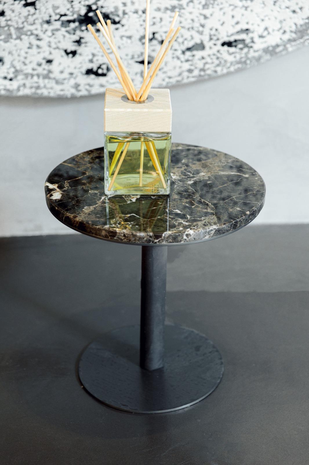 The circular shape, characterizes its silhouette, marble and metalllo make it unique. The Daniel side table is part of the Hoffman collection of servants, and is available in a variety of finishes. The item can be customized.