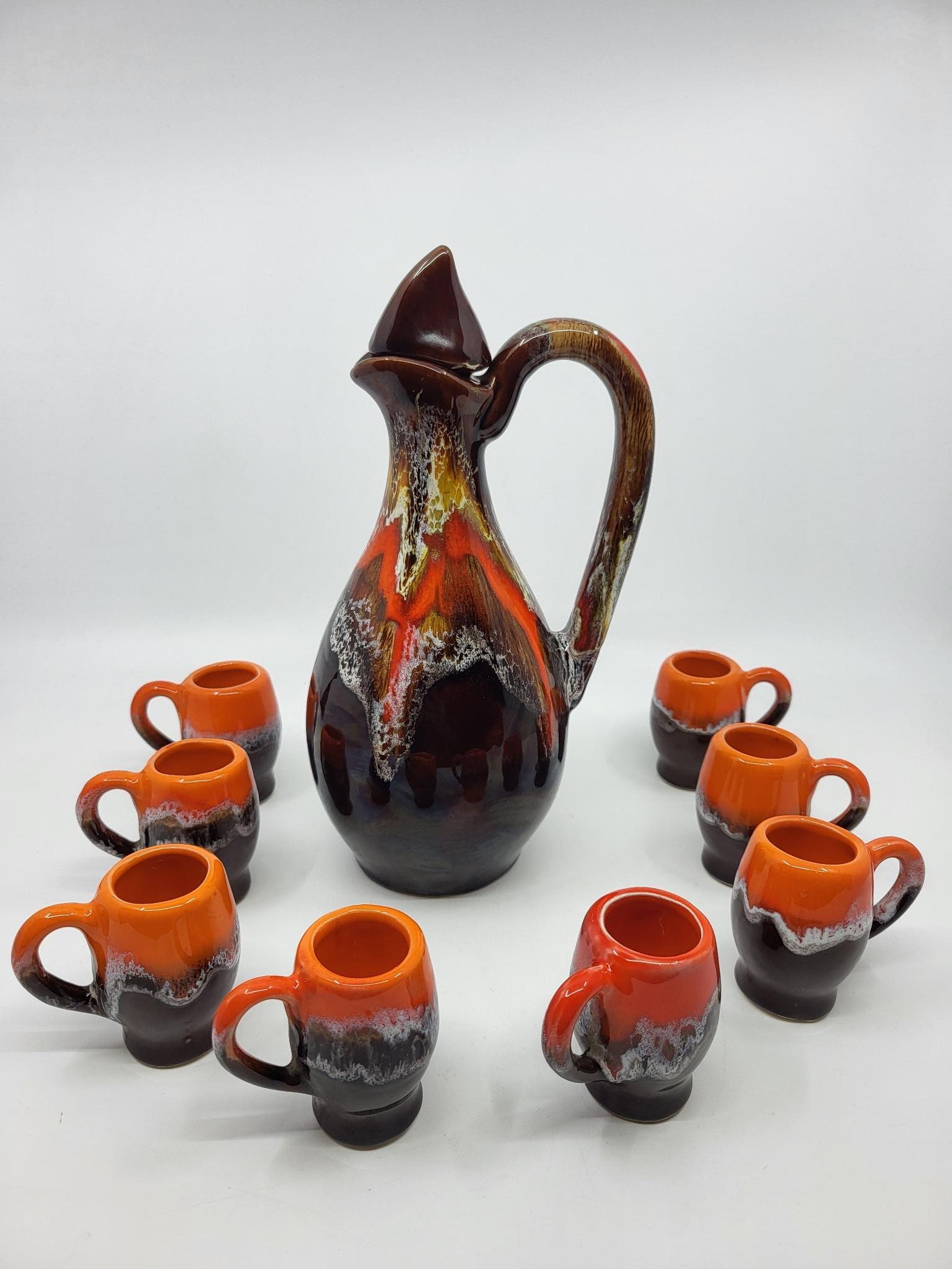 Il servizio al caffè di Vallauris, in cremagliera francese, evoca lo charme della Costa Azzurra degli anni 1960. Composto da nuovi pezzi, include un'elegante caffettiera di 25 cm di altezza e 12 cm di diametro, accompagnata da due piccole tazze di