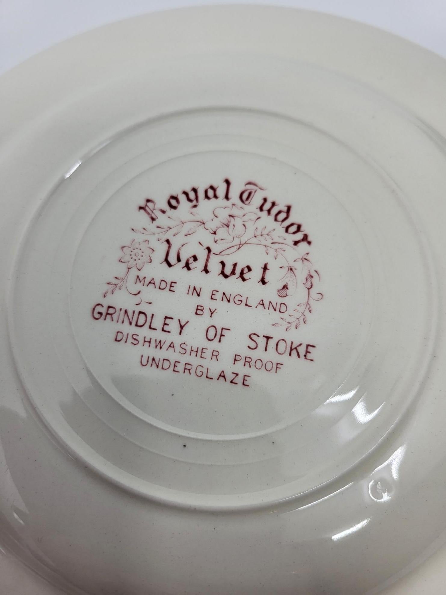 20ième siècle Service assiettes Grindley of Stoke Royal Tudor Velvet en faïence Rose England en vente