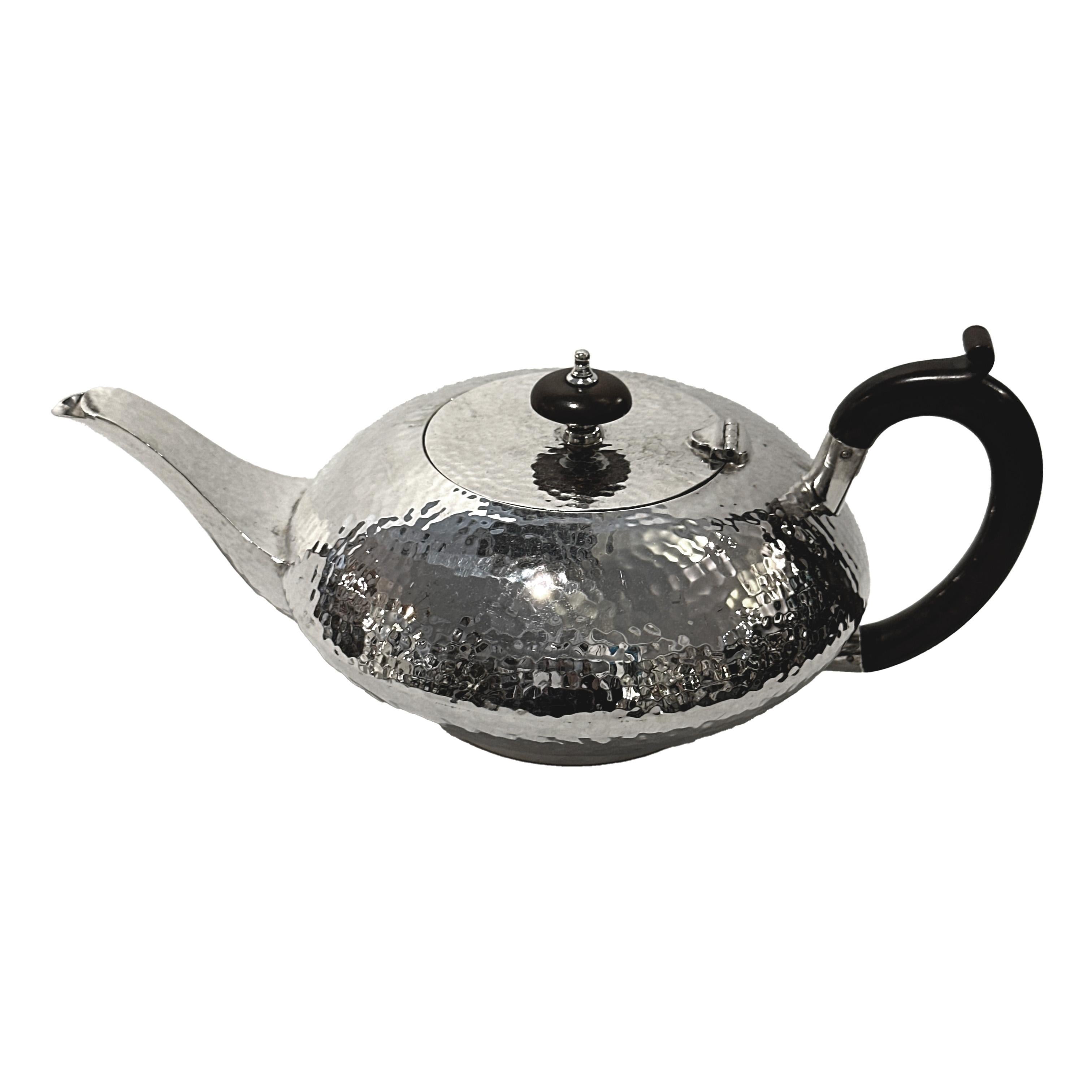 Service à thé Art Déco métal argenté martelé Sampson Mordan & Co LTD, circa 19th In Good Condition For Sale In Paris, FR