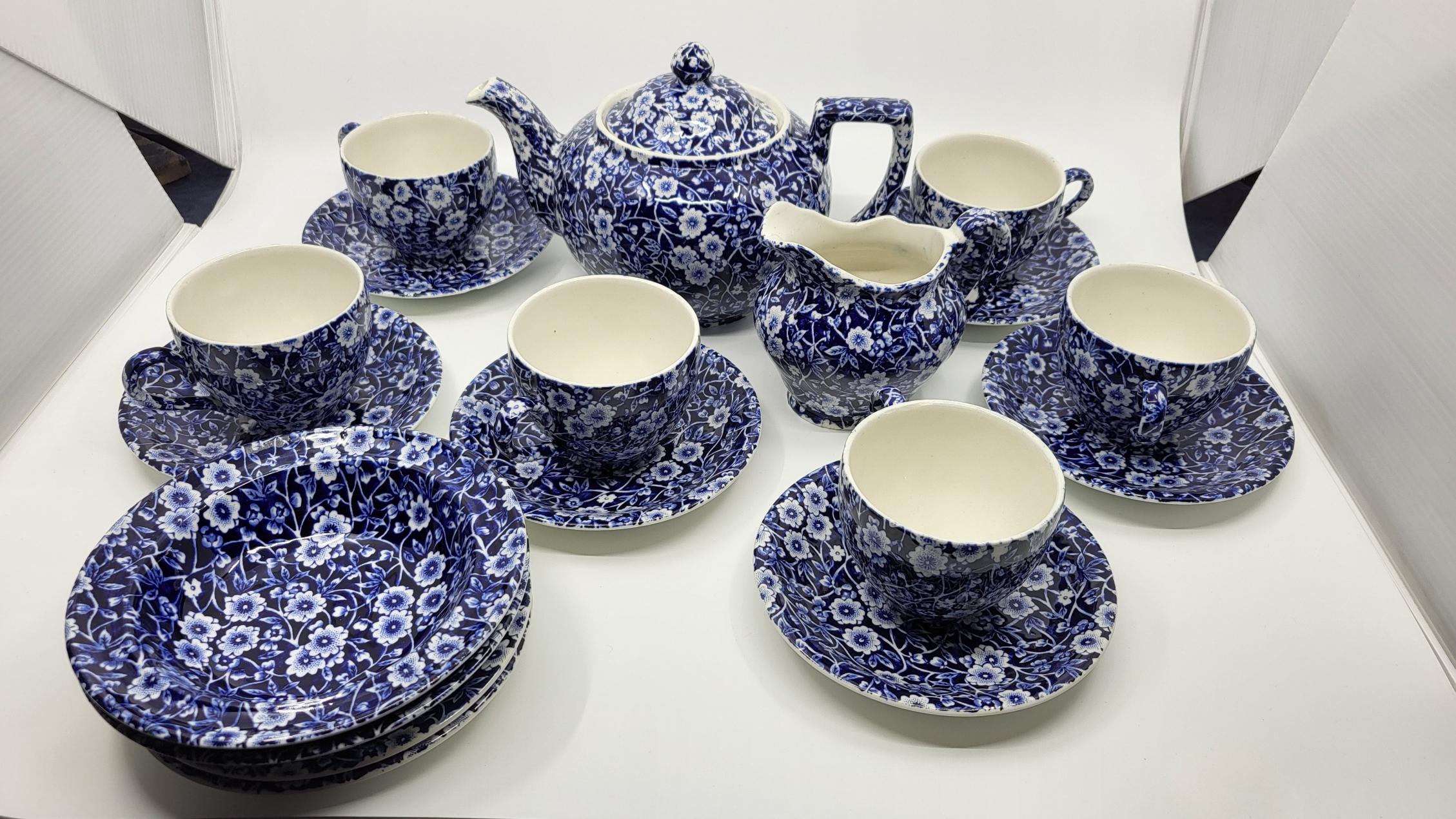 Service à thé ou café Calico, signé Burleigh Staffordshire England à fleurs bleues. Il se compose d'une théière, un pot à lait, 8 sous tasses, 6 tasses, 2 ramequins. Le tout est en état parfait jamais utilisé.
Juste un petit manque sur une sous
