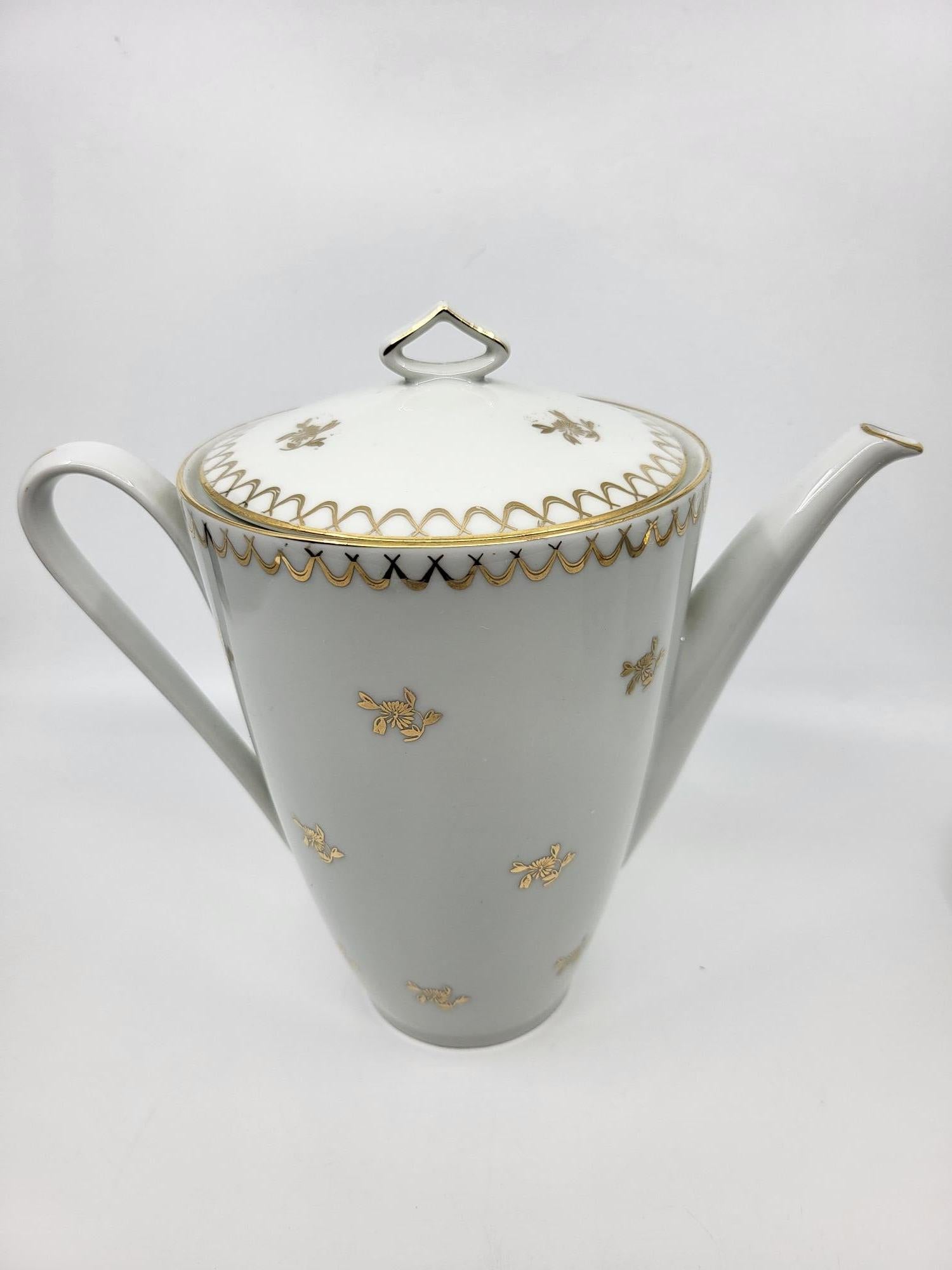 Service à thé en porcelaine de Sologne décor or fin Francais style Empire 20ième For Sale 6