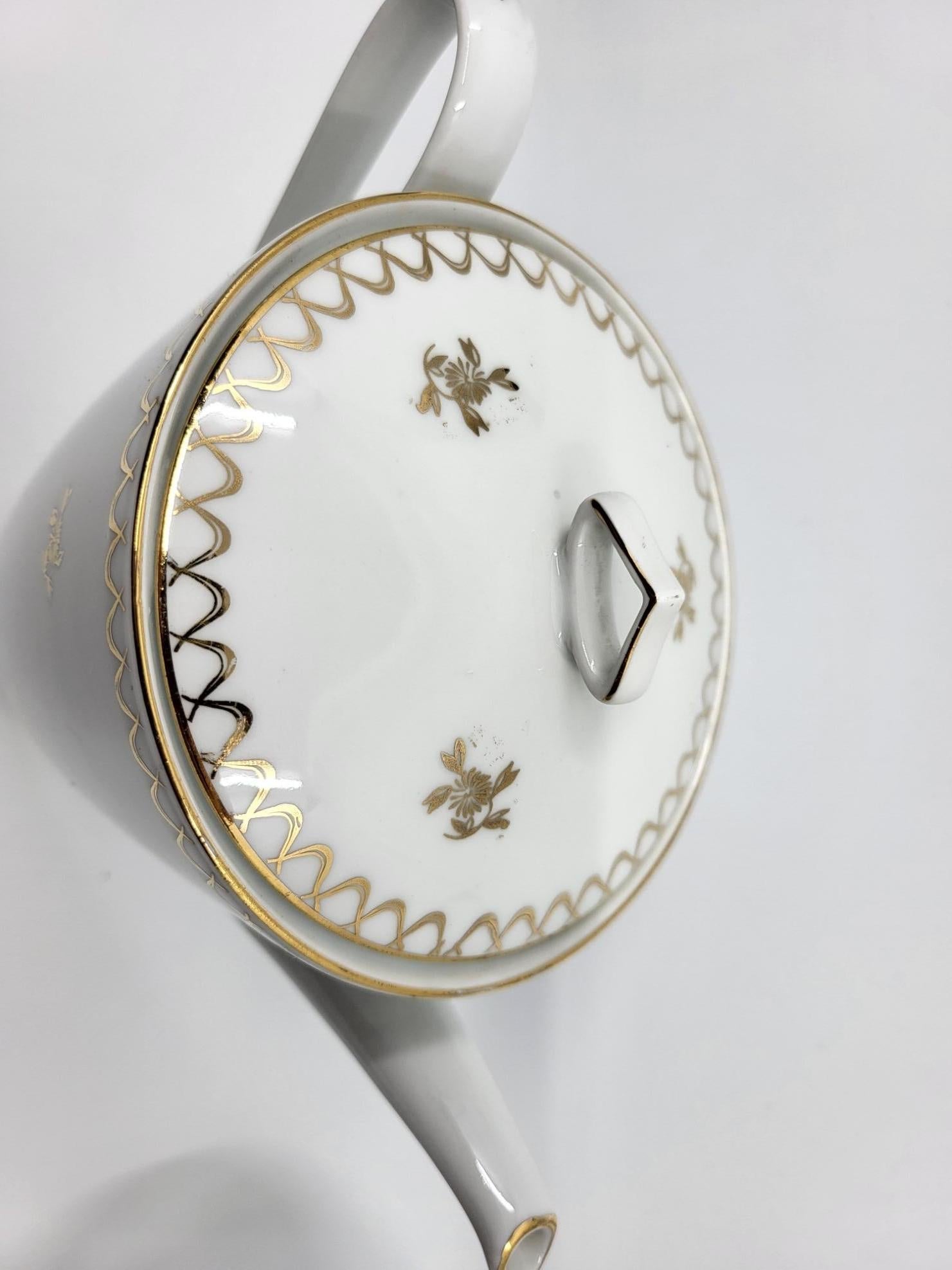 Service à thé en porcelaine de Sologne décor or fin Francais style Empire 20ième For Sale 7
