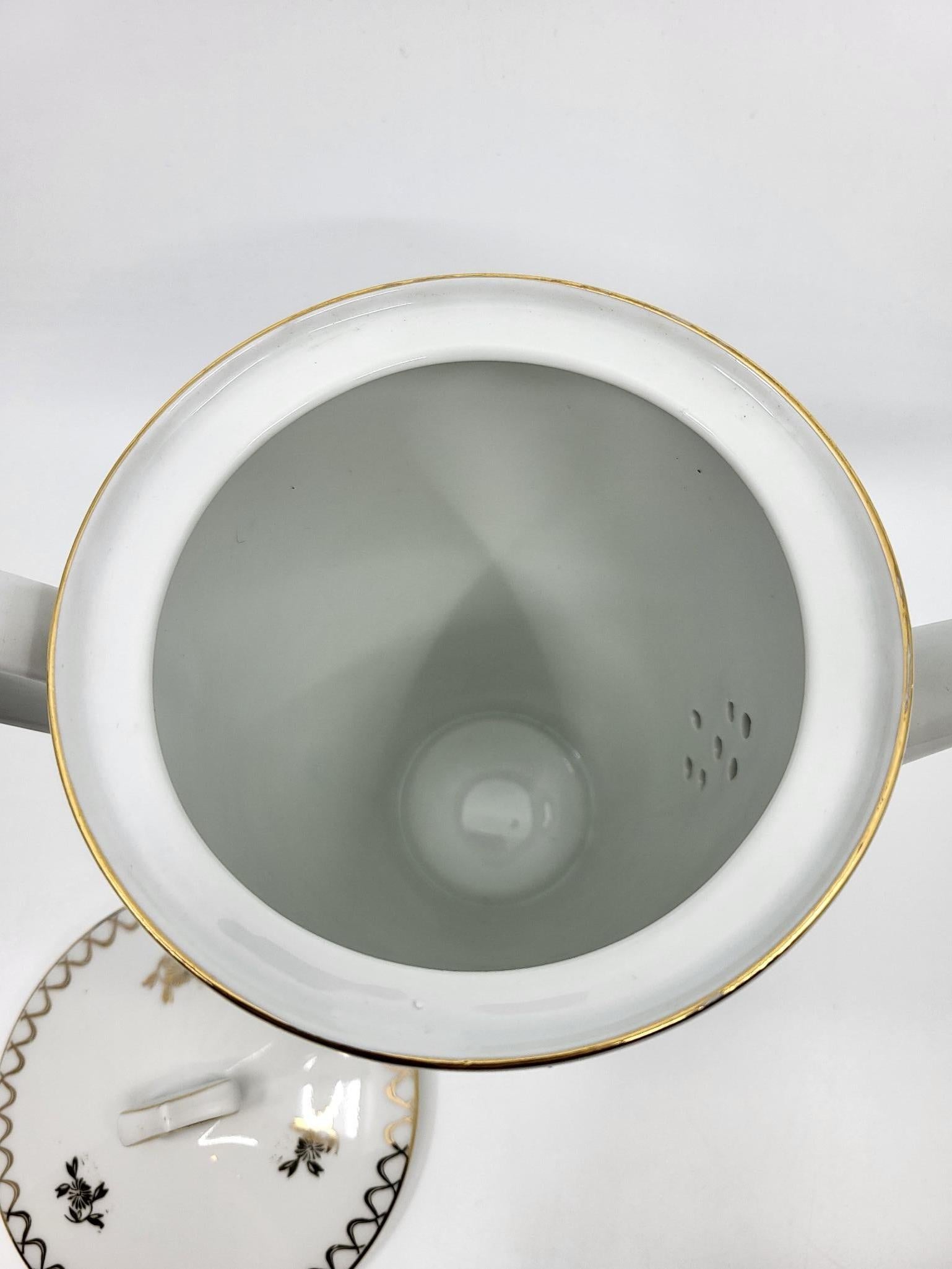Service à thé en porcelaine de Sologne décor or fin Francais style Empire 20ième For Sale 8