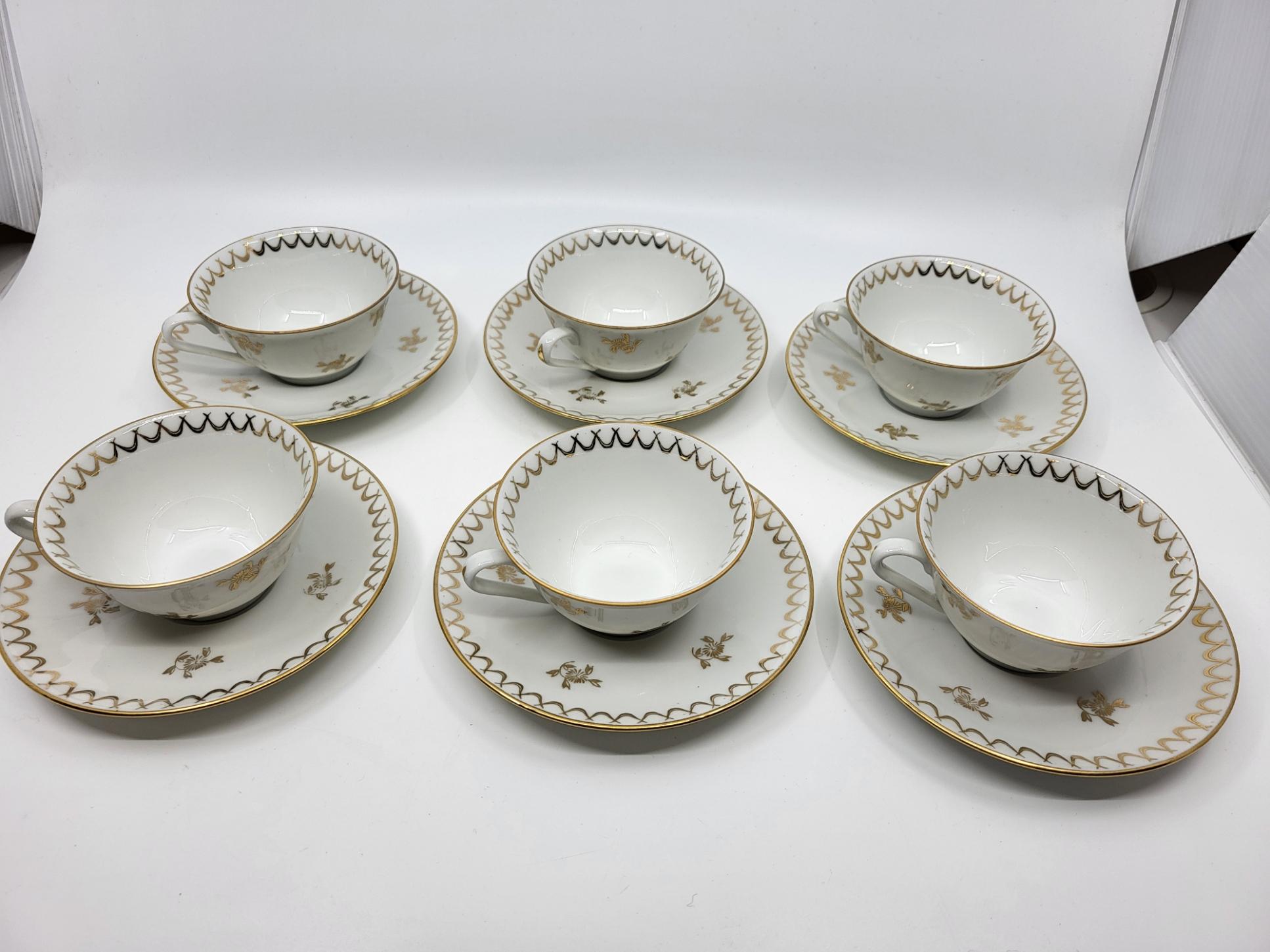Service à Thé en porcelaine Francaise décorée à l'or fin, il se compose de : 15 Pièces
1 Théière ou Cafetière Dimensions: Hauteur   18cm         Largueur  23cm         Profondeur 13cm                Centimètres
1 Sucrier:   Dimensions:      Hauteur 