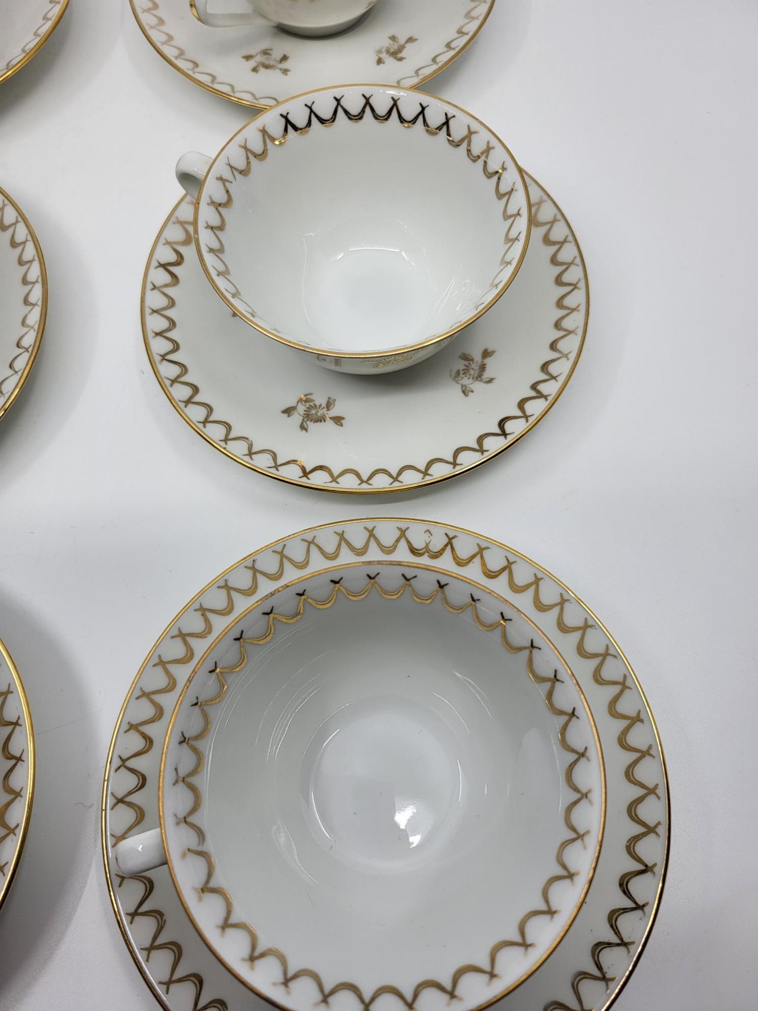 Service à thé en porcelaine de Sologne décor or fin Francais style Empire 20ième In Good Condition For Sale In London, England