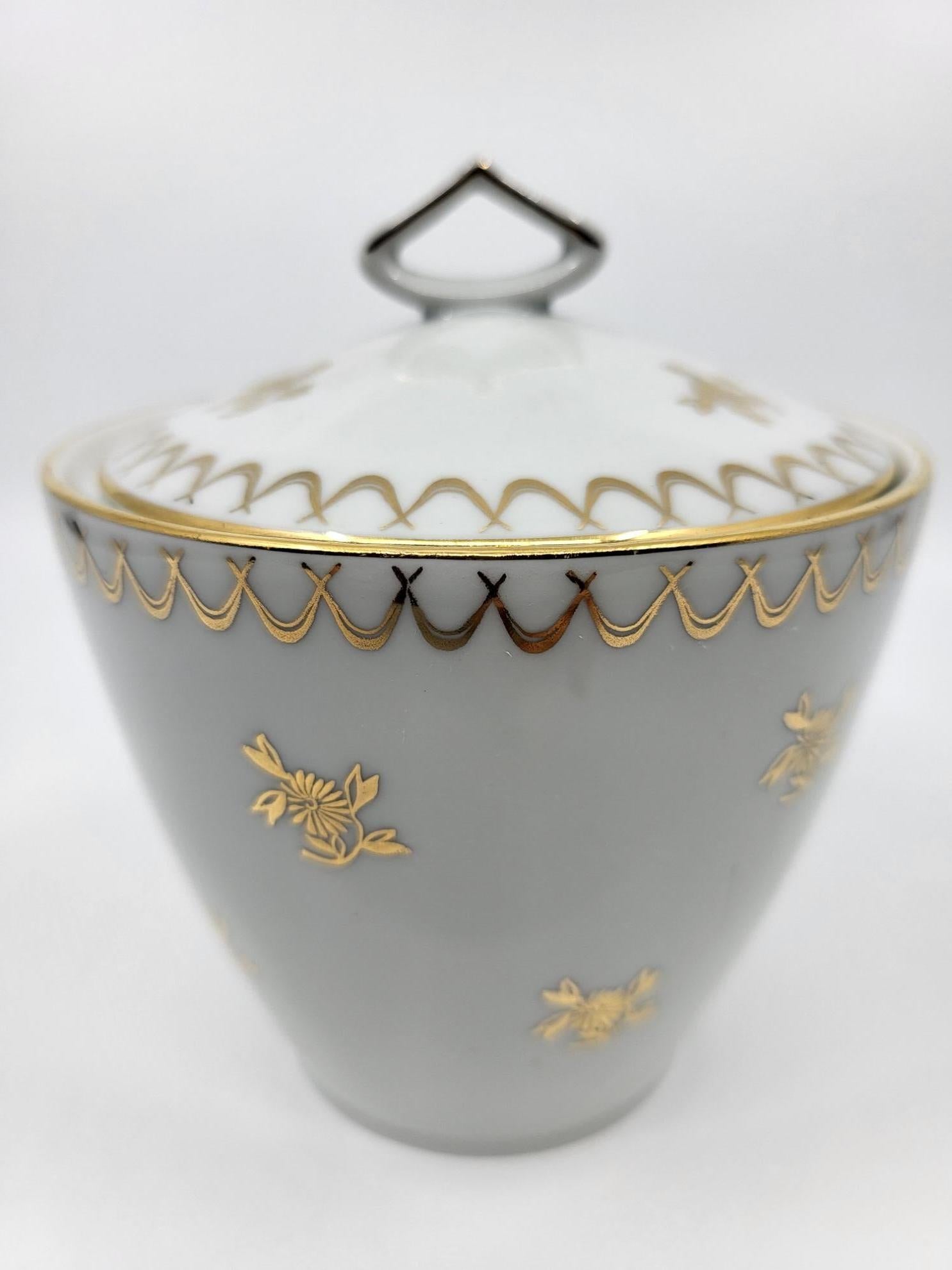 Service à thé en porcelaine de Sologne décor or fin Francais style Empire 20ième For Sale 1