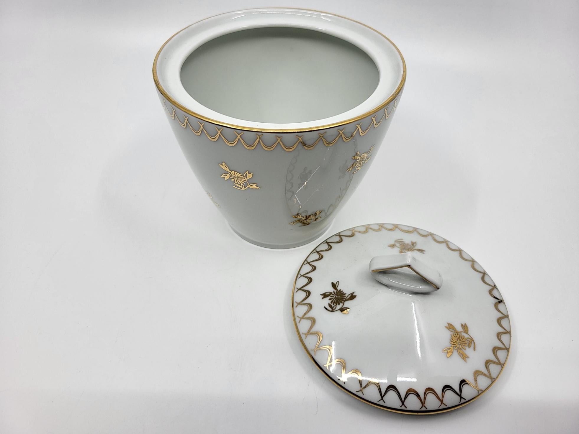 Service à thé en porcelaine de Sologne décor or fin Francais style Empire 20ième For Sale 2