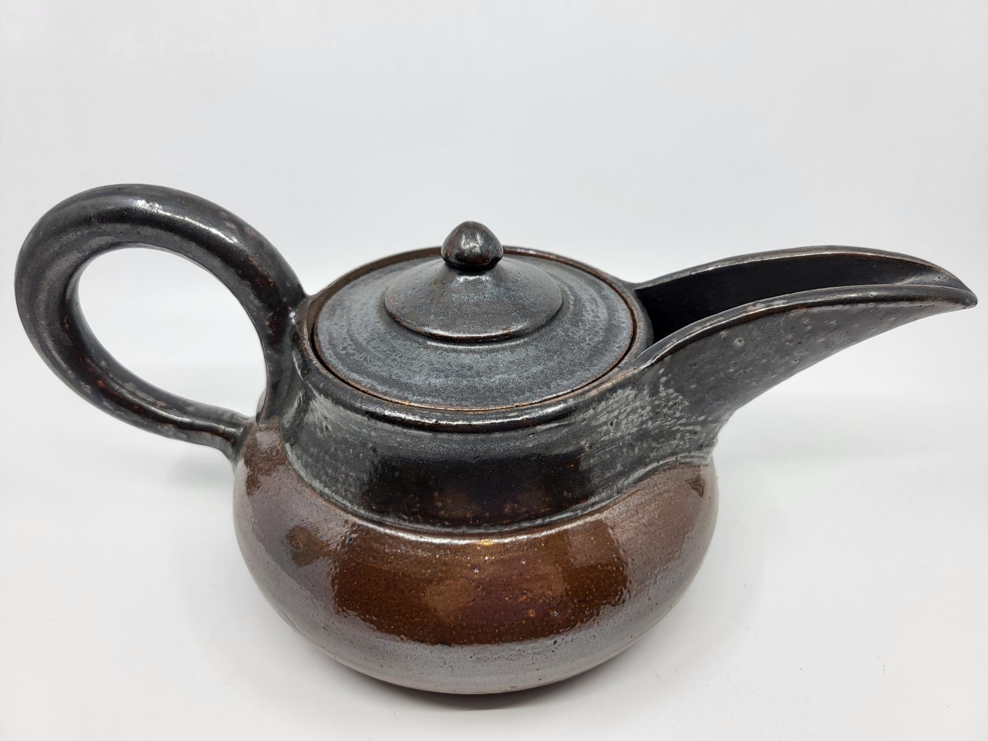 Service à thé en grès glacé  de l'artiste Vally Wieselthier, par Wiener Werkstätte  il se compose d'une théière , 6 tasses ,6 sous tasses, 1 pot à lait et 1 sucrier soit un total de 15 pièces.

Véritable trésor, ce service à traversé les années et