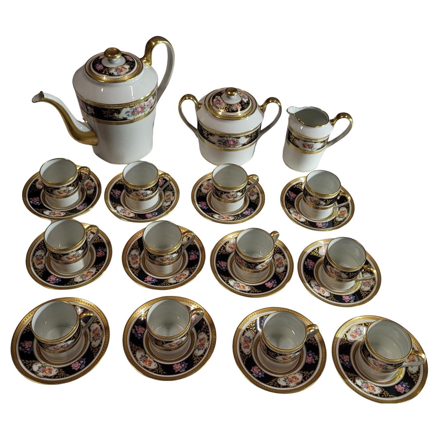 Prenez place à la table des rois et des grands de ce monde, avec ce service de table de L' Ancienne  Manufacture Royale de Limoges, actuellement Bernardaud, plongez dans l'histoire et l'élégance du XVIIIe et XIXe siècle. Décor multicolore