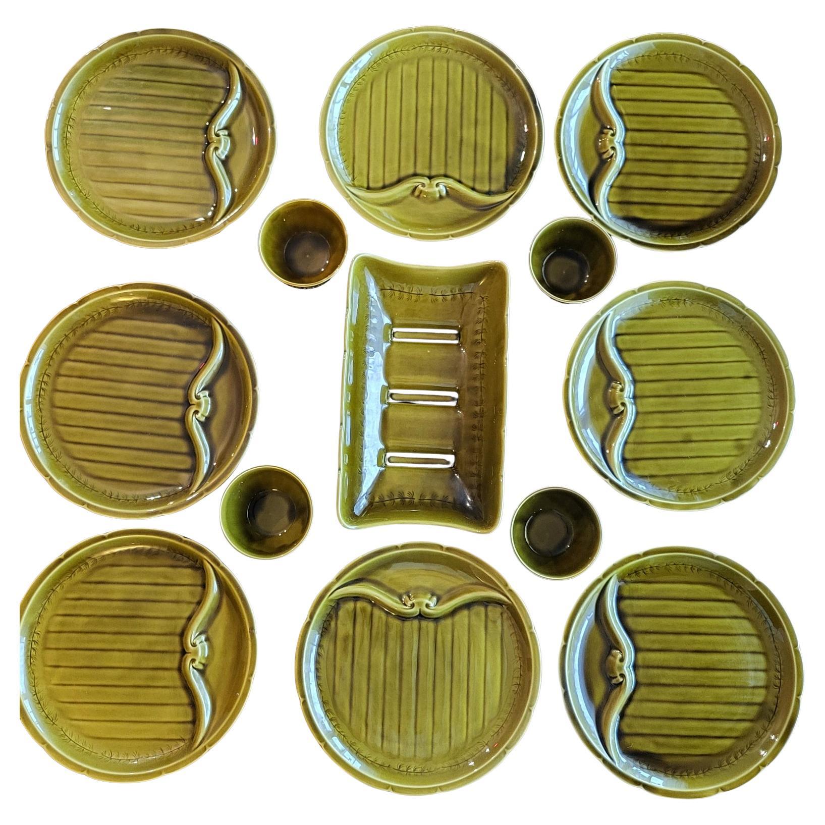 Mid-Century Modern Service assiettes, plat Gien France, faïence Vert Olive Vintage 1970 (lot de 13) en vente