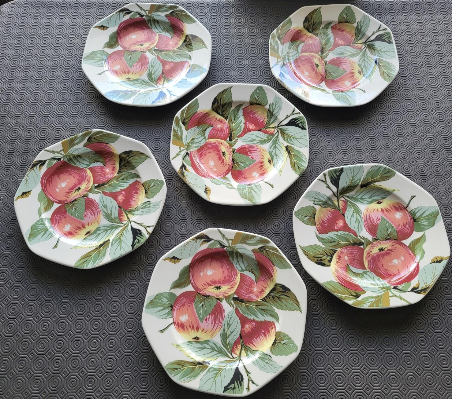 Cet ensemble de vaisselle de 18 pièces est un choix parfait pour ceux qui souhaitent ajouter une touche d'élégance à leur table. Comprenant 6 assiettes plates de 28 cm, 6 assiettes creuses de 23,5 cm et 6 assiettes à dessert de 21 cm, chaque pièce