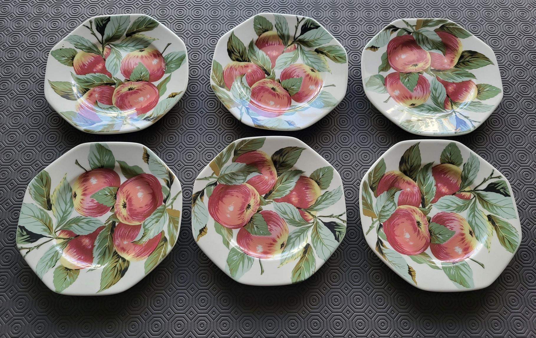 Enameled Service assiettes Pontesa Spain en faïence décor fruit (18 pièces) For Sale