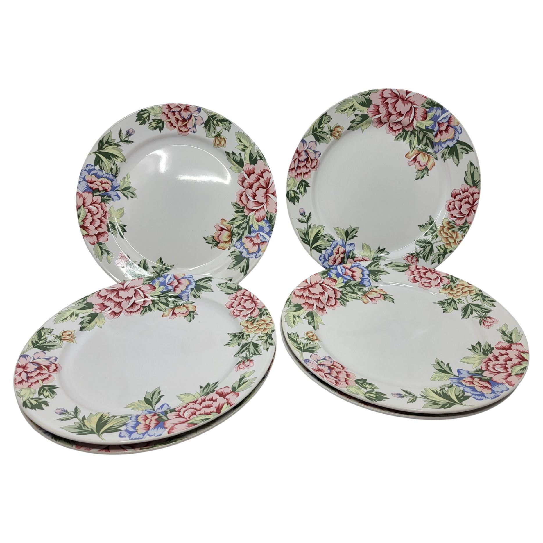 Ces magnifiques assiettes de service en grès, issue de l'atelier d'art de Showa au Japon, apportent une touche d'élégance à votre table. Jedes Assiette mit einem Durchmesser von 27 Zentimetern ist mit einem raffinierten Rosengartenmotiv verziert,