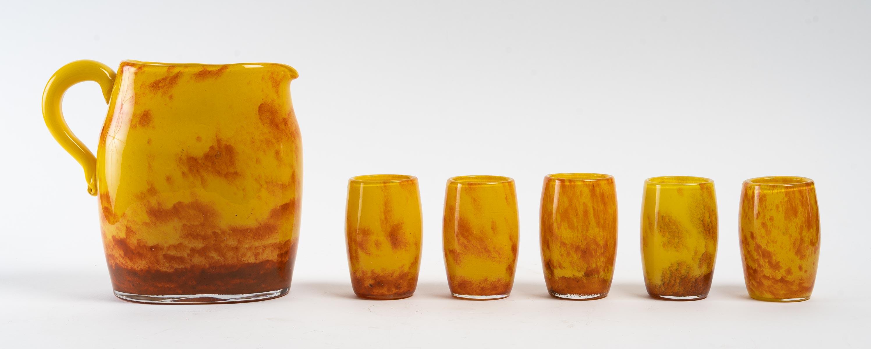 Service à l'orangeade Daum Nancy, début du 20e siècle.
Mesures : Carafe H 19 cm, L 21 cm, P 9 cm
5 verres H 10 cm, D 6 cm.