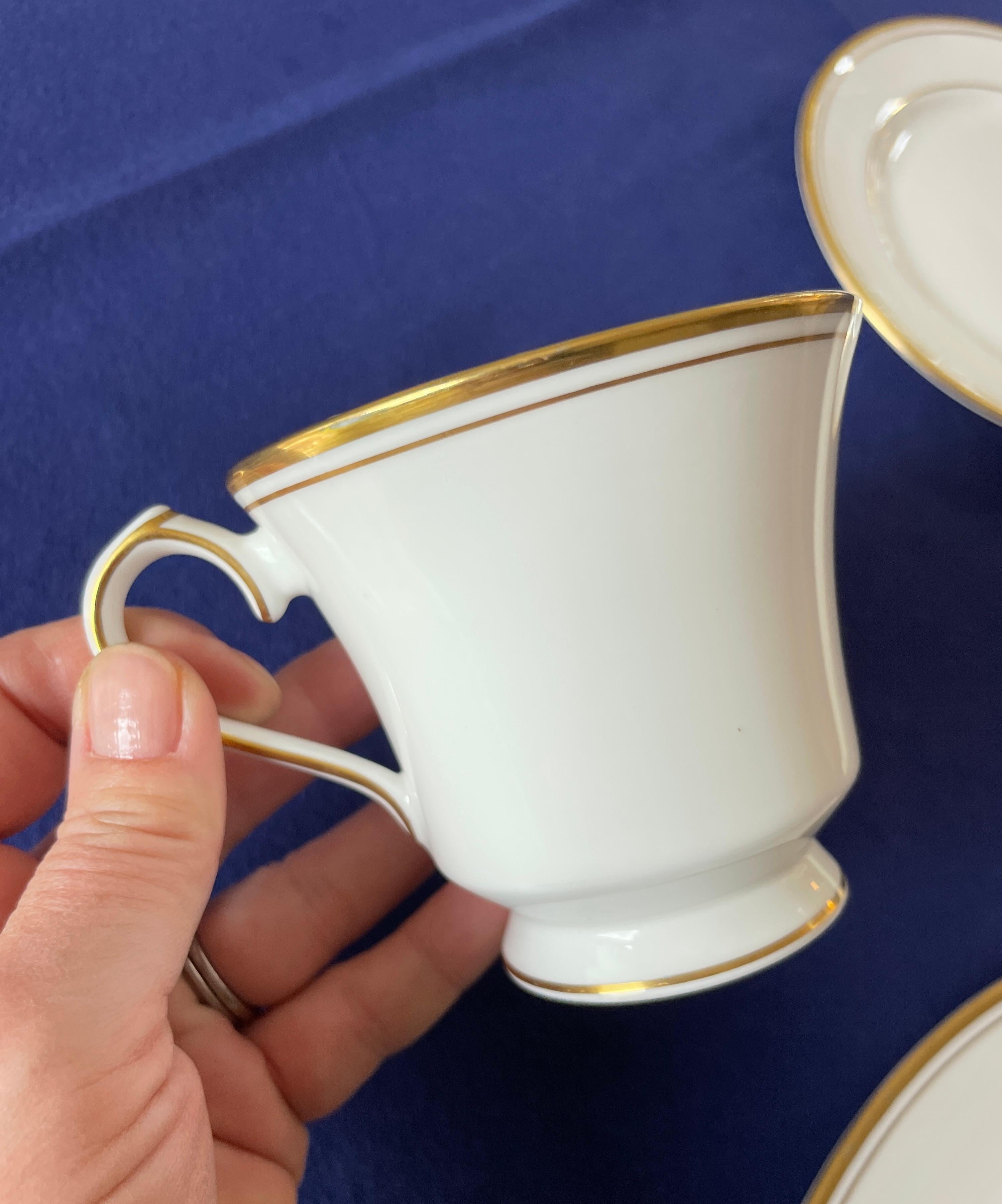 Aynsley fine porcelain table service, Corona gold model, 12 people
This Fine Bone China table service includes 12 plates, 12 small cheese or dessert plates, 12 salad plates, 12 soup, cereal or dessert cups, 12 tea or coffee cups and saucers.
This is
