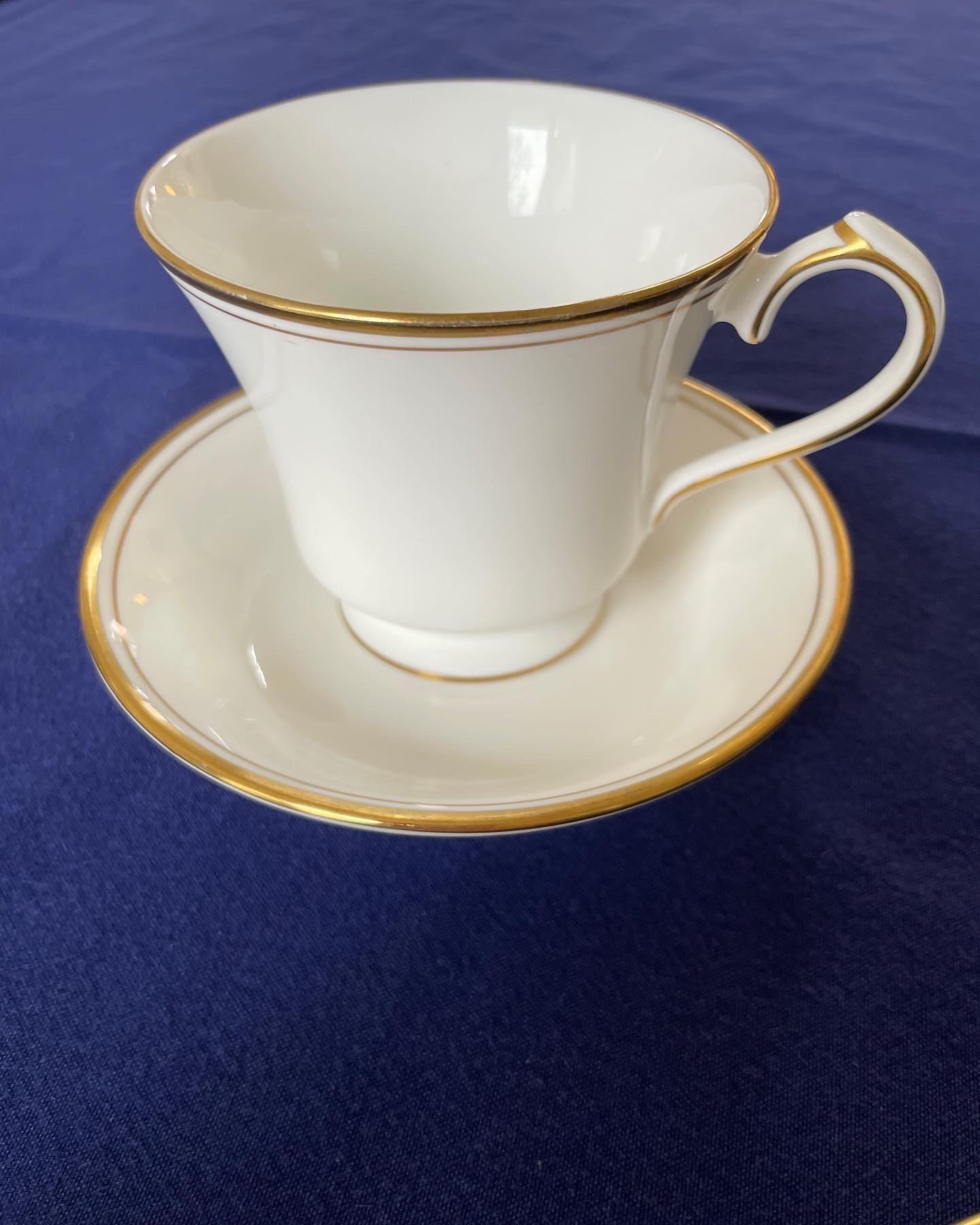 Late 20th Century Aynsley Fine Bone China Table Service for 12 people, Corona Gold Model 