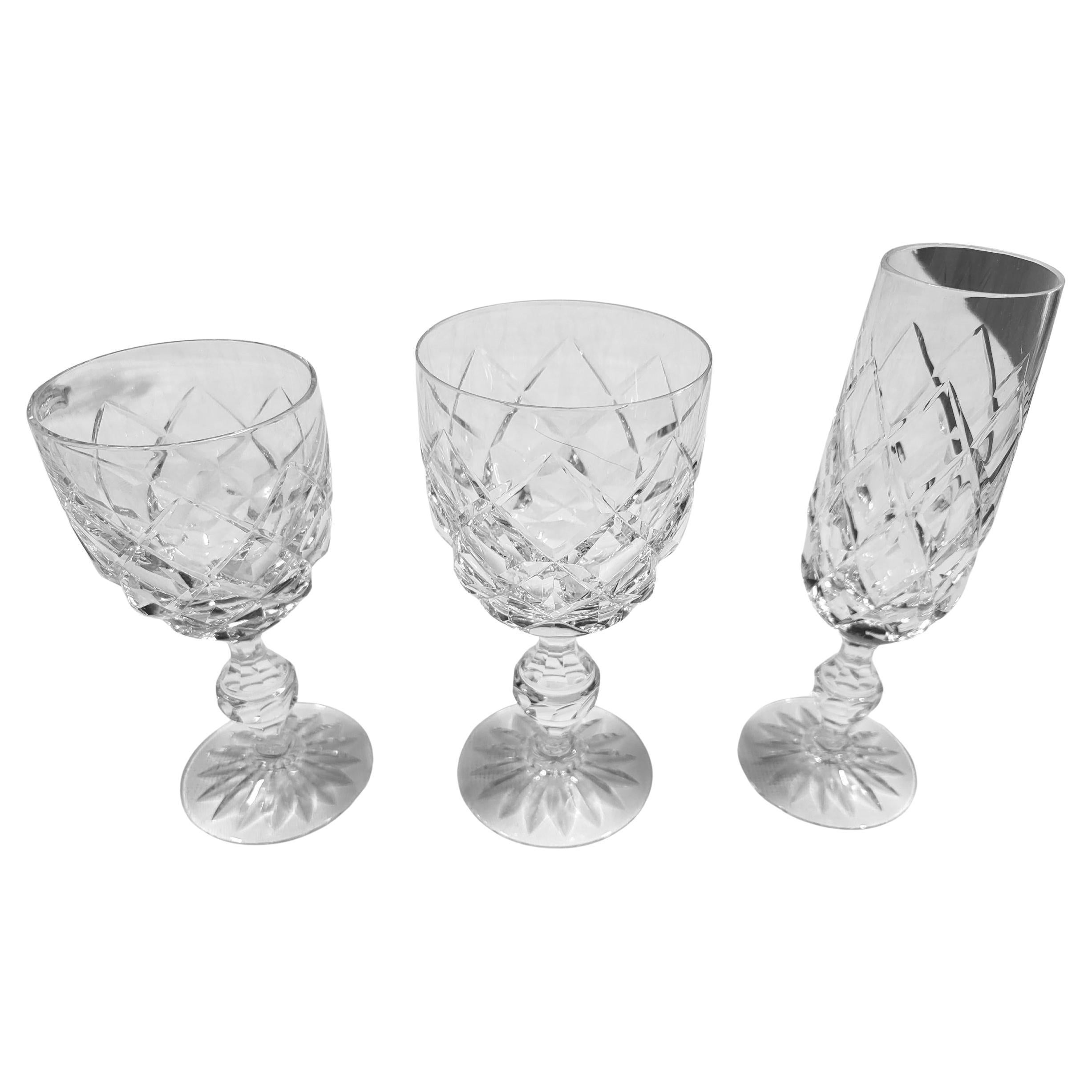 Service de verres en cristal taillé style Saint Louis (18 pièces) : 6 verres à vin, 6 verres à eau et 6 flûtes à champagne, offrant une brillance et un éclat uniques. Ces verres sont spécialement conçus pour réhausser toutes vos expériences de