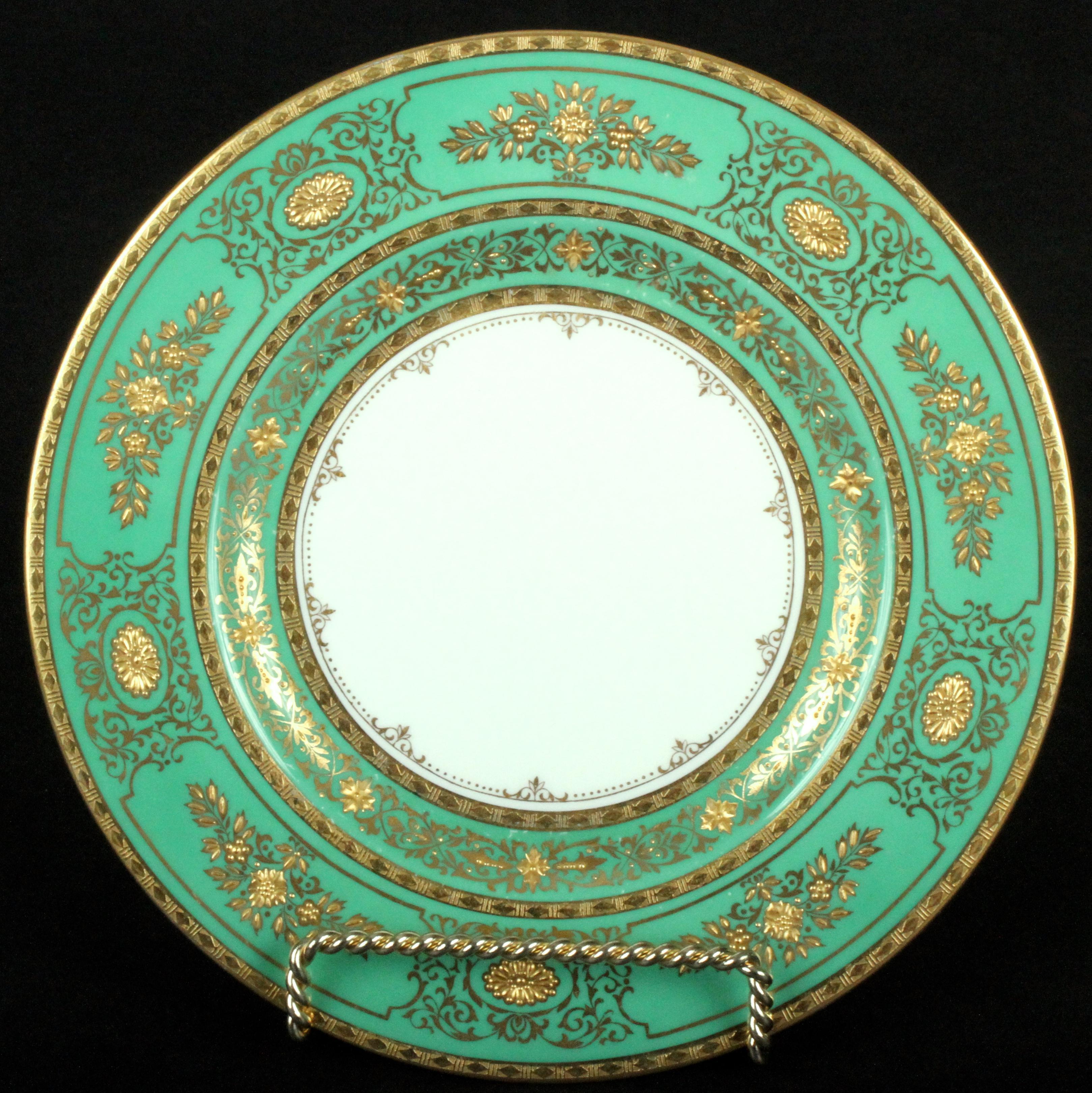 Service for 18 of Minton for Tiffany, Green and Gold In Good Condition For Sale In New York, NY