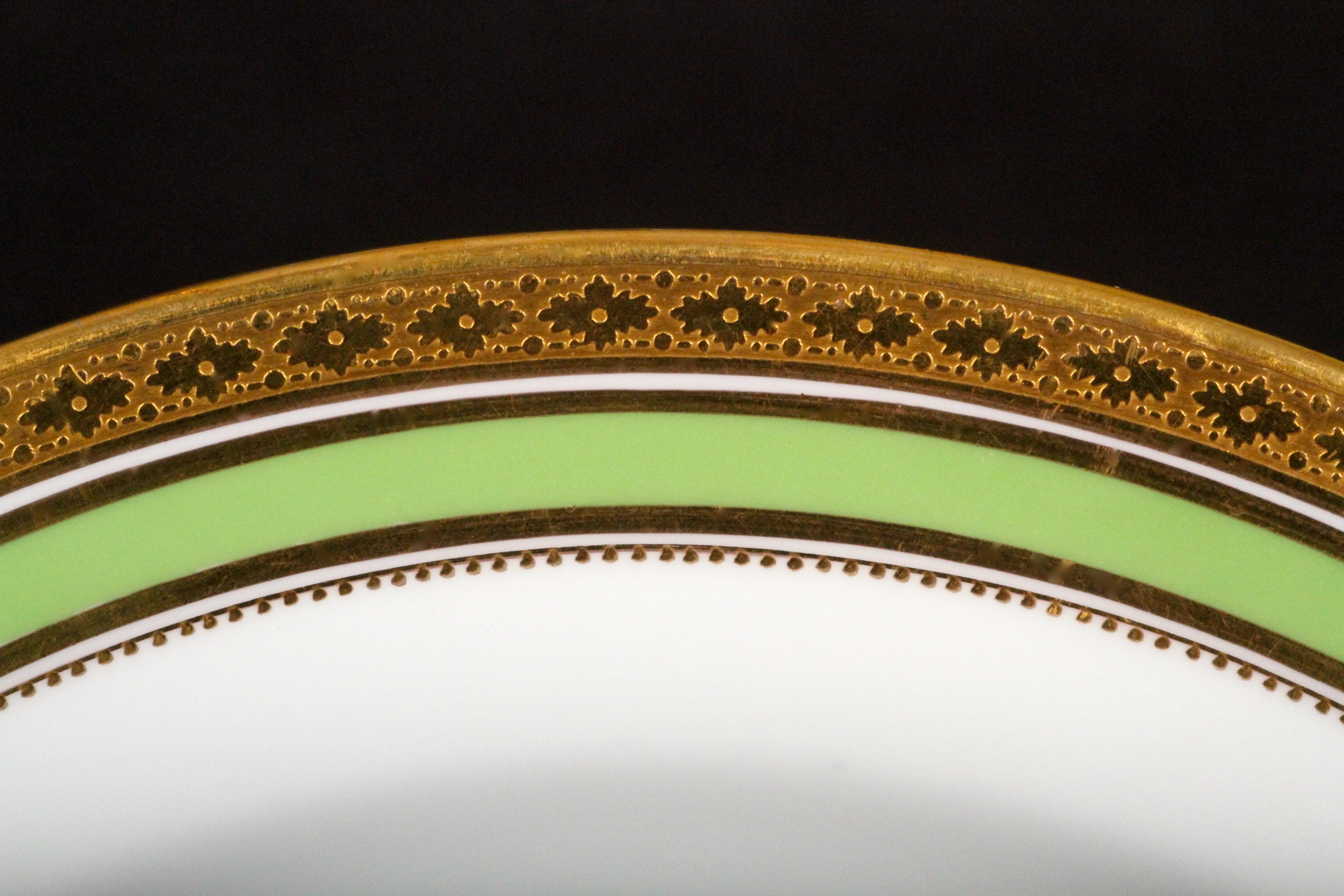 Service of 24 Cauldon, England Gilt and Green Plates In Good Condition For Sale In New York, NY