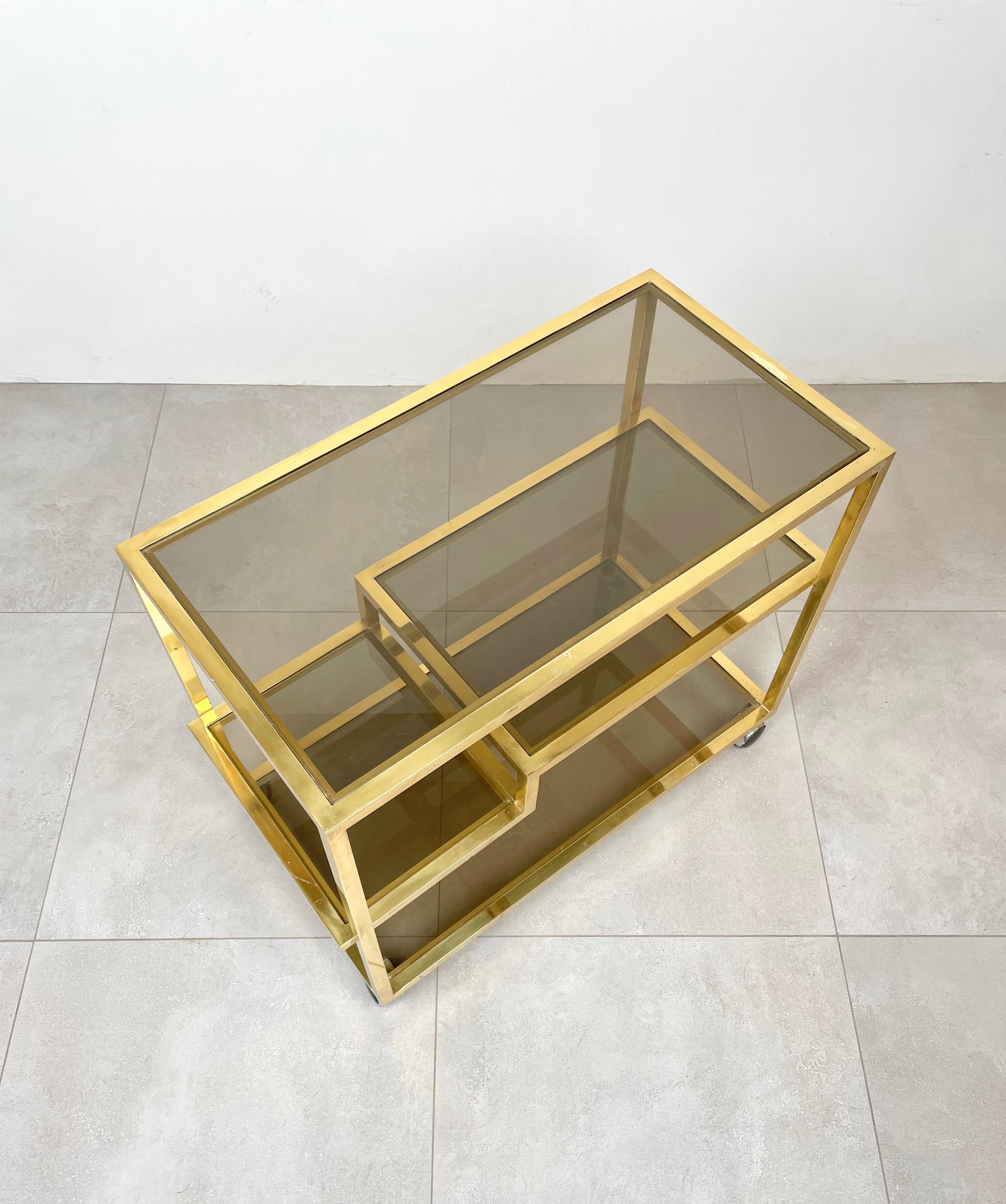 Servierbarwagen aus Messing und Rauchglas im Romeo Rega-Stil, Italien 1970er Jahre im Angebot 4