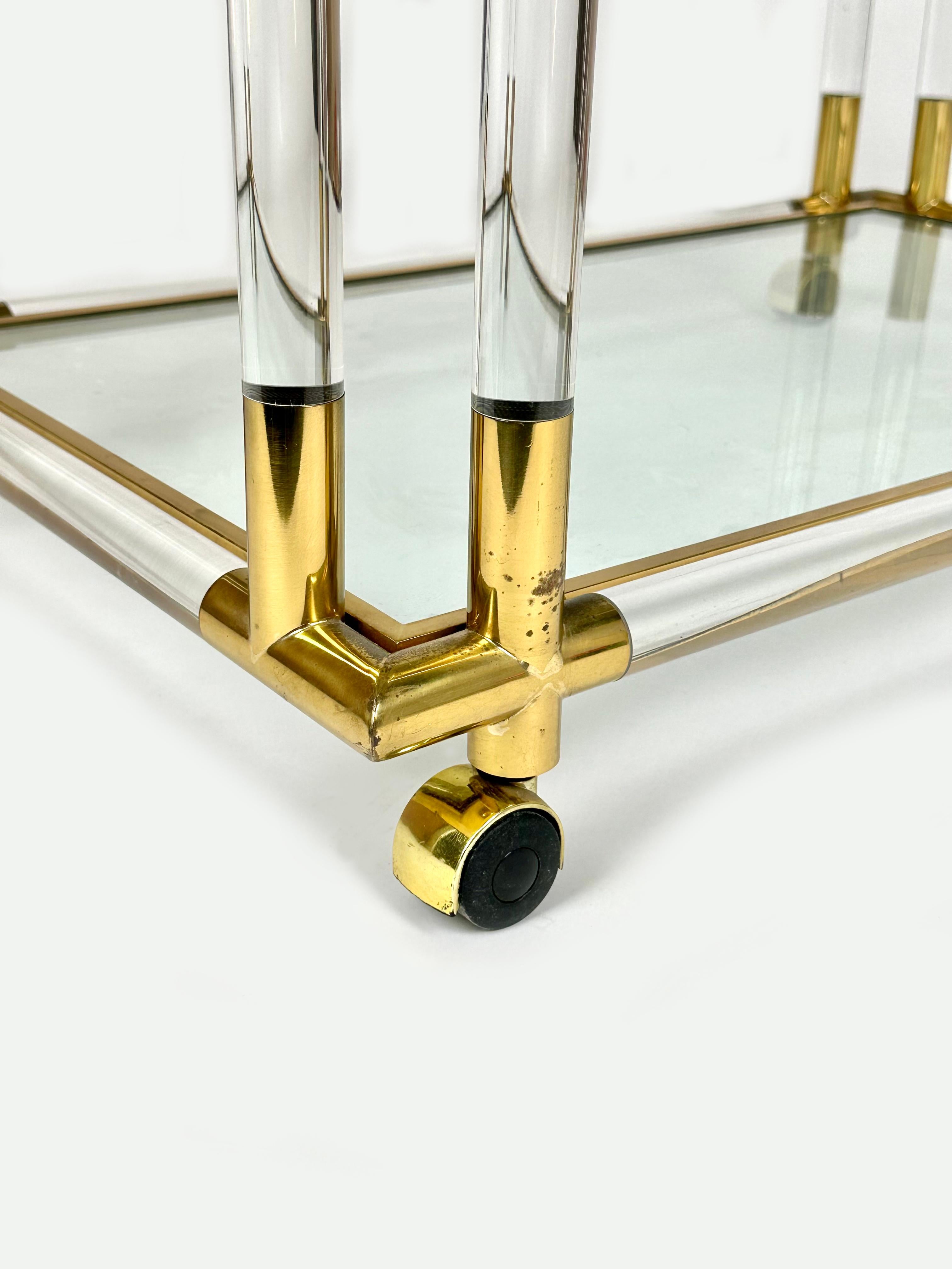 Chariot de bar de service en Lucite et laiton de style Charles Hollis Jones, Italie, 1970 en vente 6