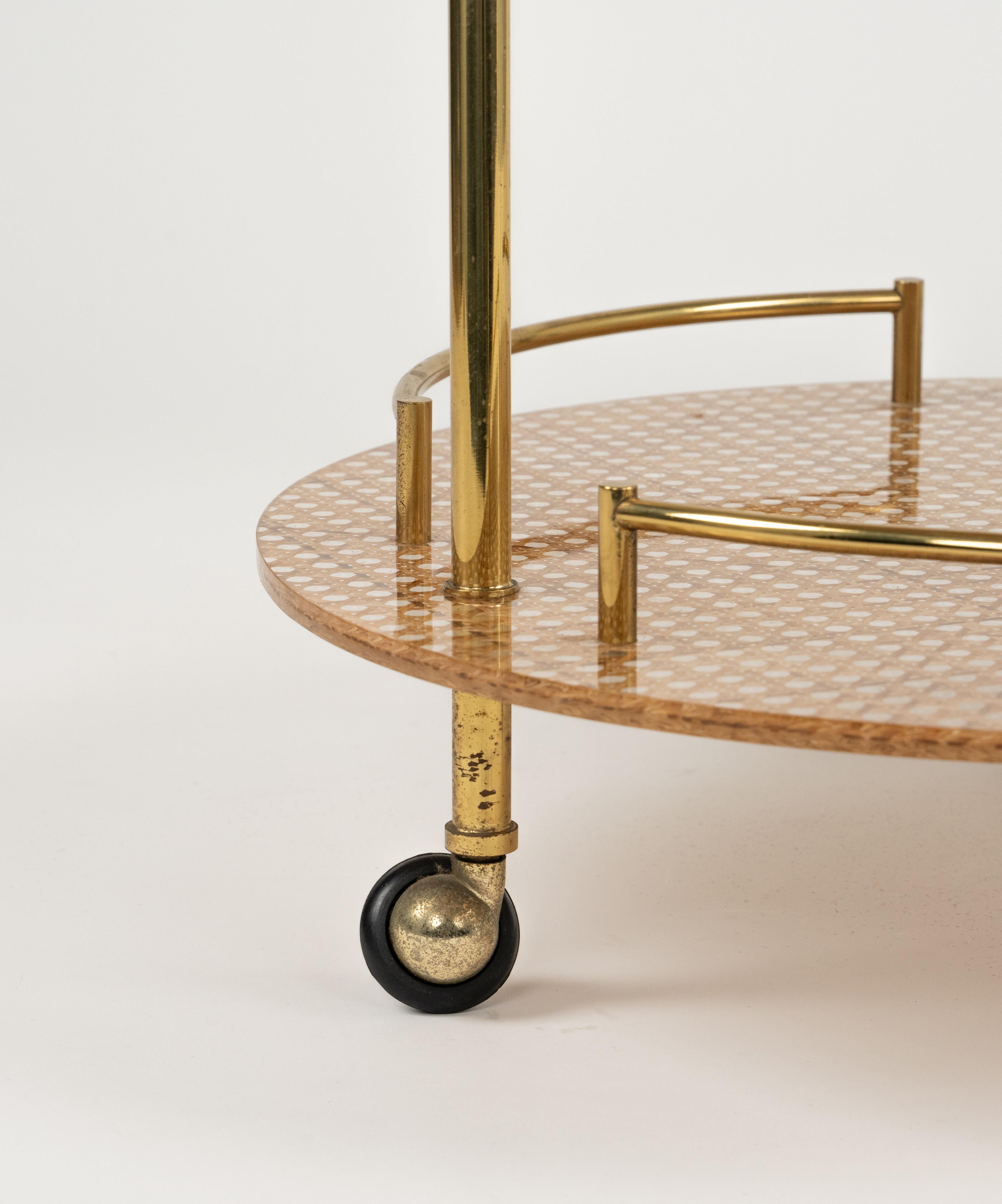 Chariot de bar de service en Lucite, laiton et rotin de style Christian Dior, Italie 1970 en vente 3