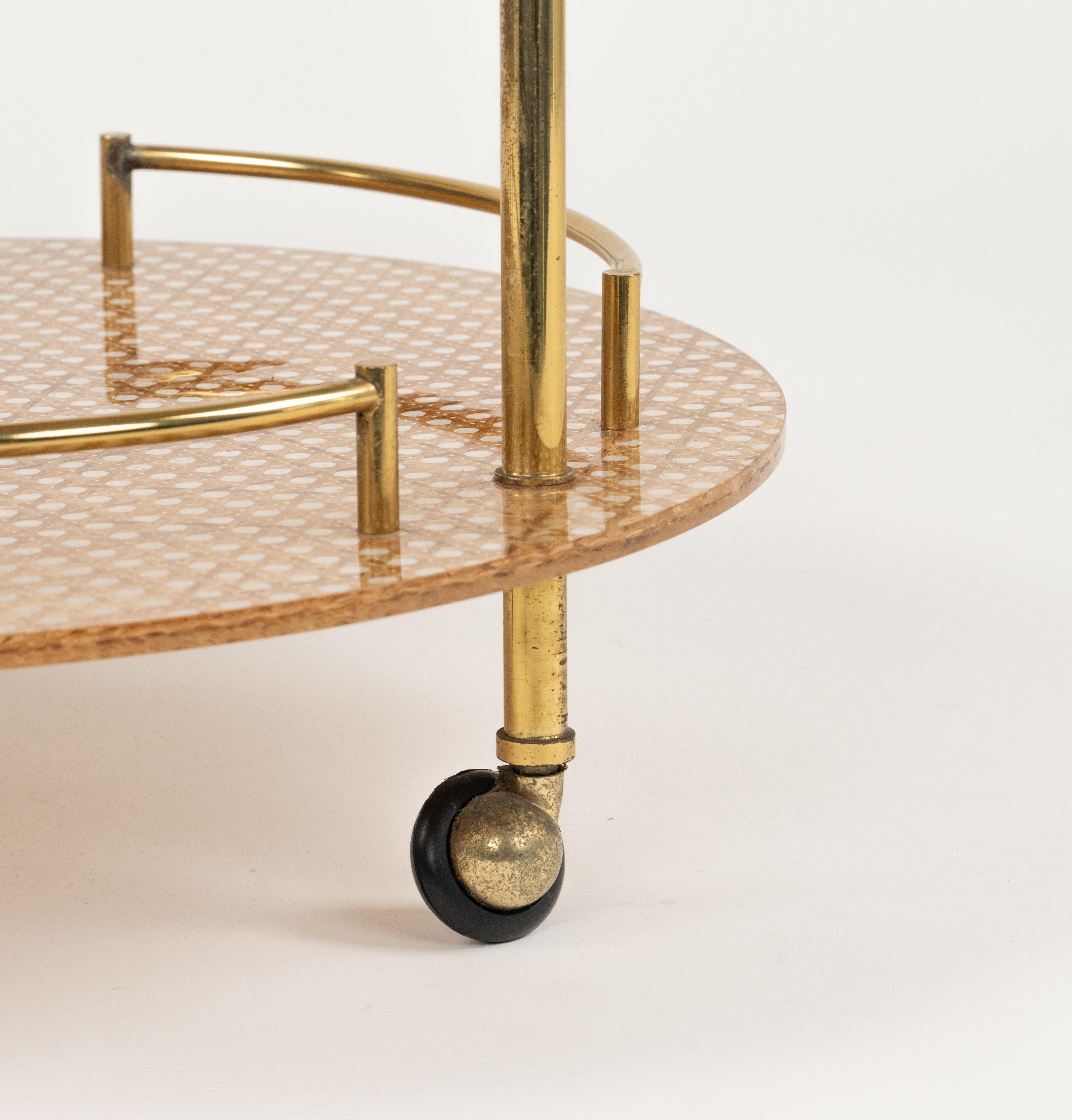 Chariot de bar de service en Lucite, laiton et rotin de style Christian Dior, Italie 1970 en vente 4