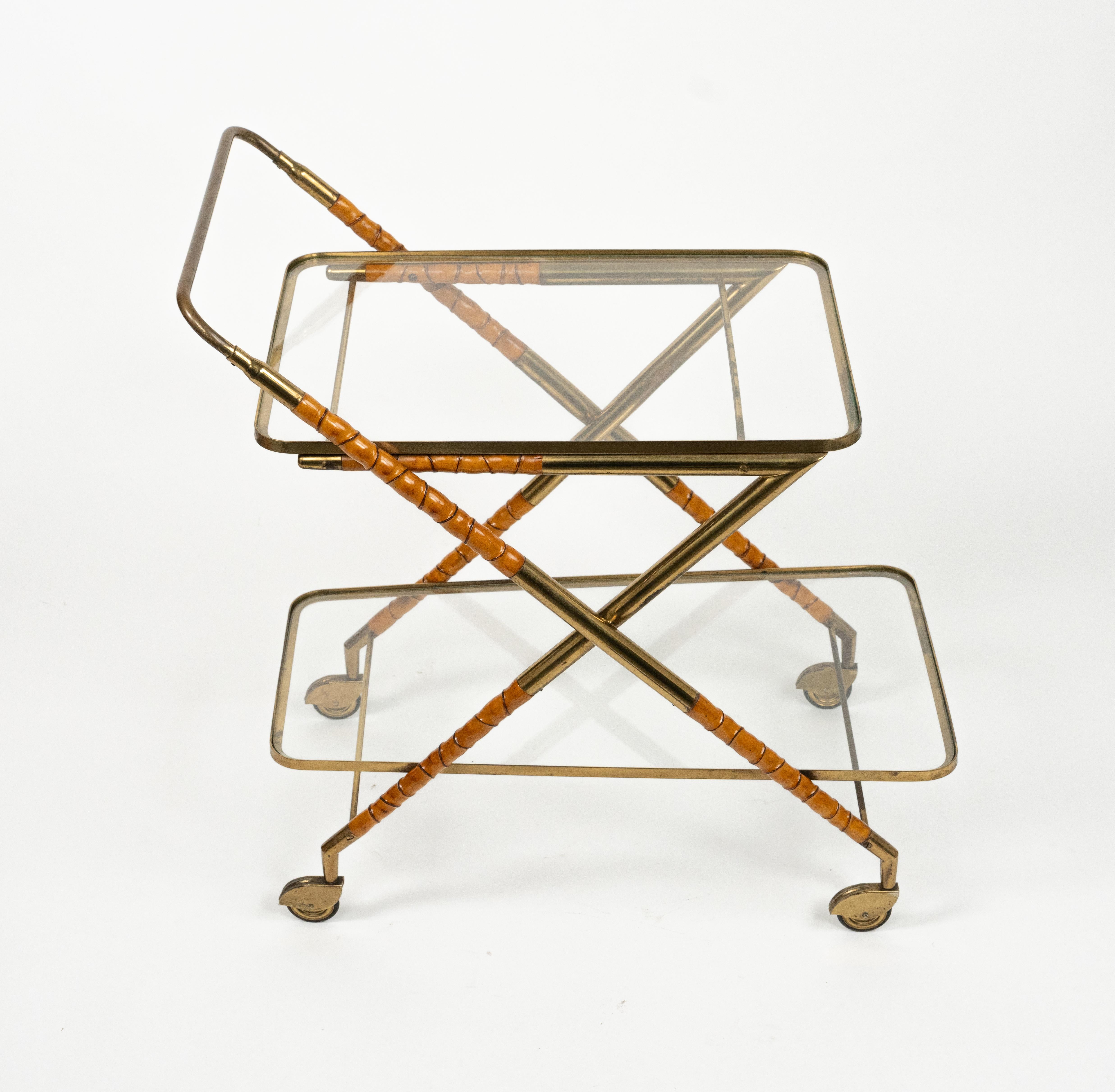 Midcentury amazing rare serving bar cart in wood faux bamboo, brass and glass by Cesare Lacca.

Made in Italy in the 1950s.