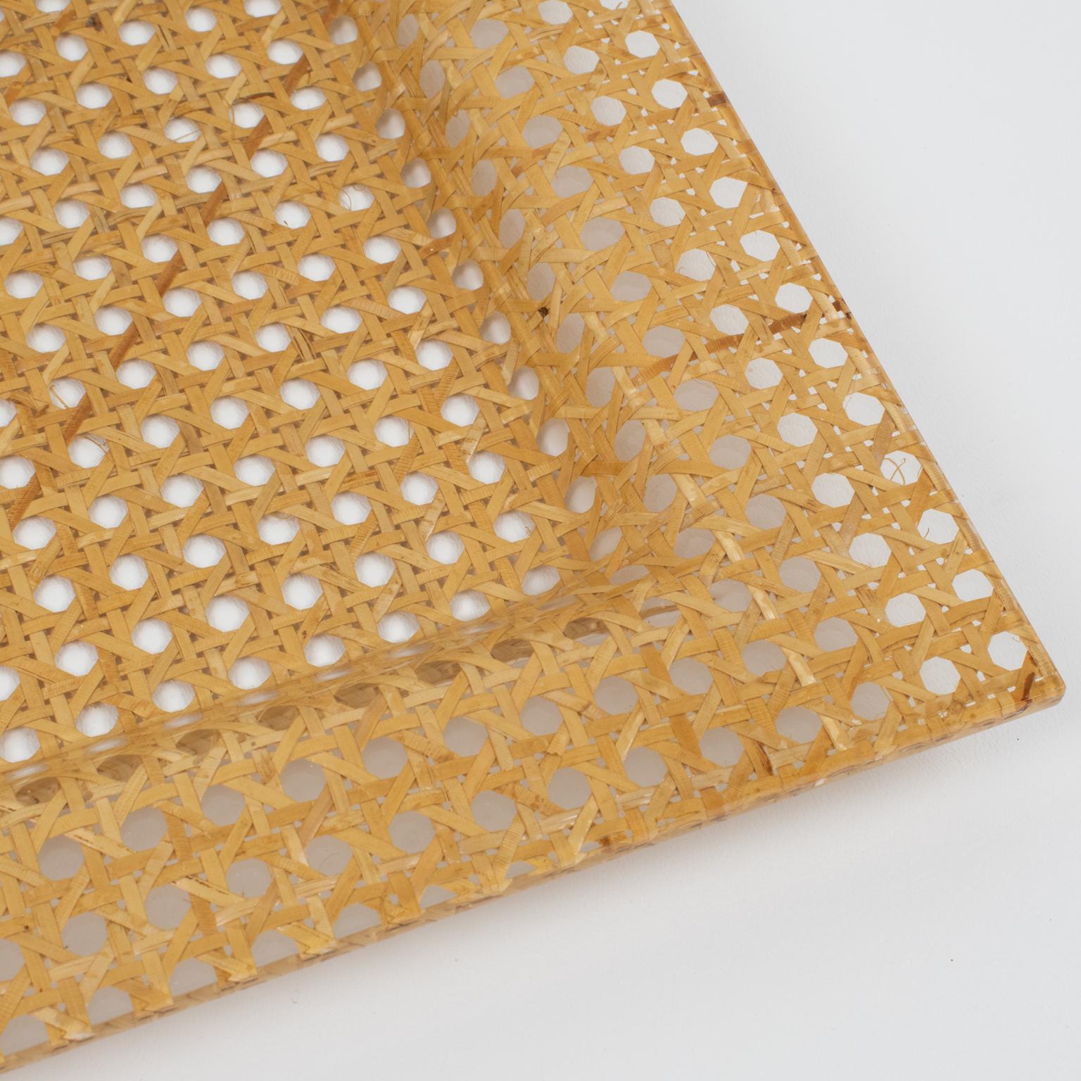 Plateau de service Lucite et Rotin, Osier, circa 1970 en vente 2