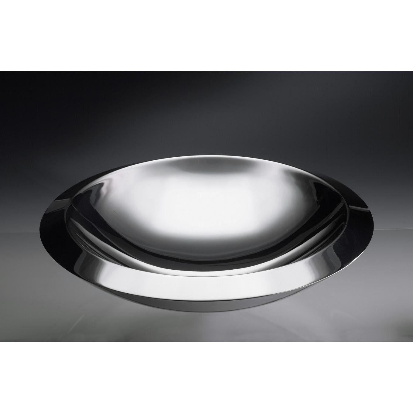 Serving Bowl Caldafreddo
Signed by Leo Aerts.
Dimensions: D 38 x H 9 cm 
Material: Silver 925/1000

Caldafreddo has been designed as a volume, formed by the combination of two moulded sheets that have been welded together. The hollow space in