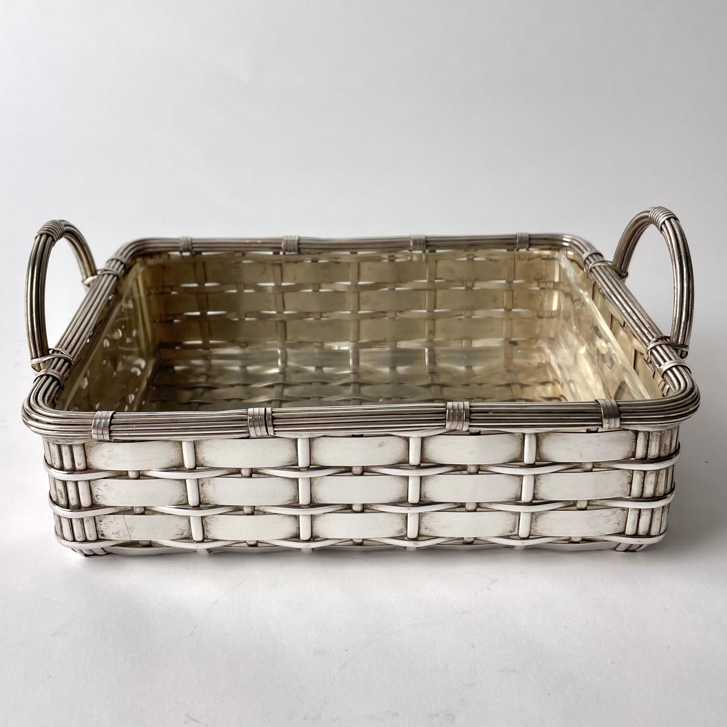 French Serving Bowl in silver plated braided metal with glass insert Early 20th Century For Sale
