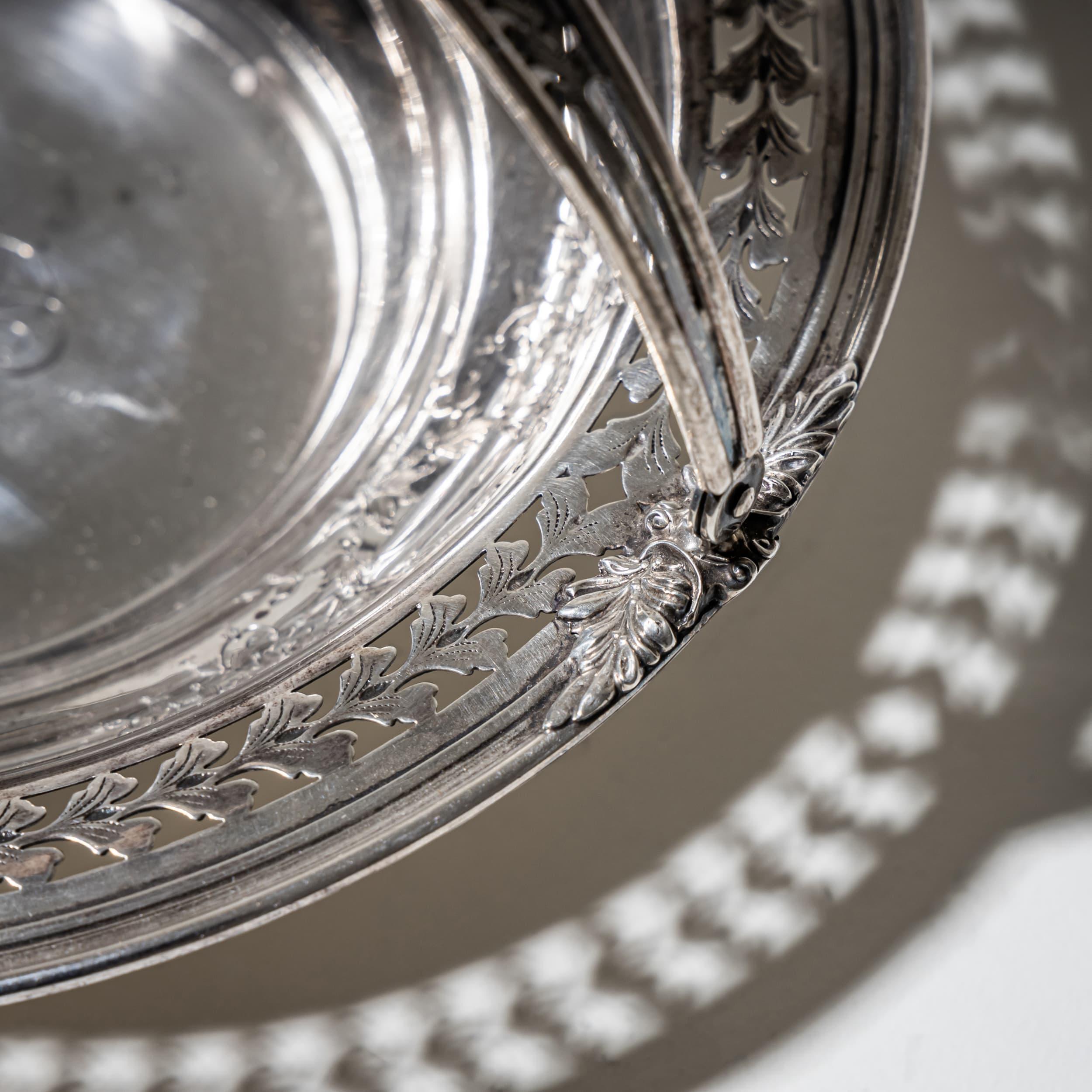 Kleine Schale mit Griff aus Sterlingsilber mit glatter Oberfläche und schlichter Eleganz. Monogrammiert 