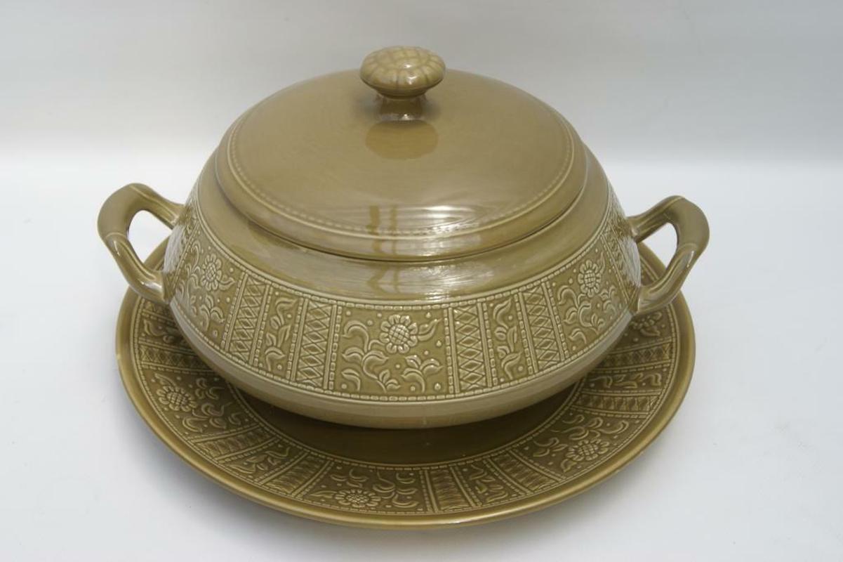 Very rare tureen in glazed ceramic in relief by Richard Ginori Laveno designed in the 1960s by Antonia Campi, archived and cataloged on the site of the cultural heritage of Lombardy with the following description:
Description: Tureen entirely