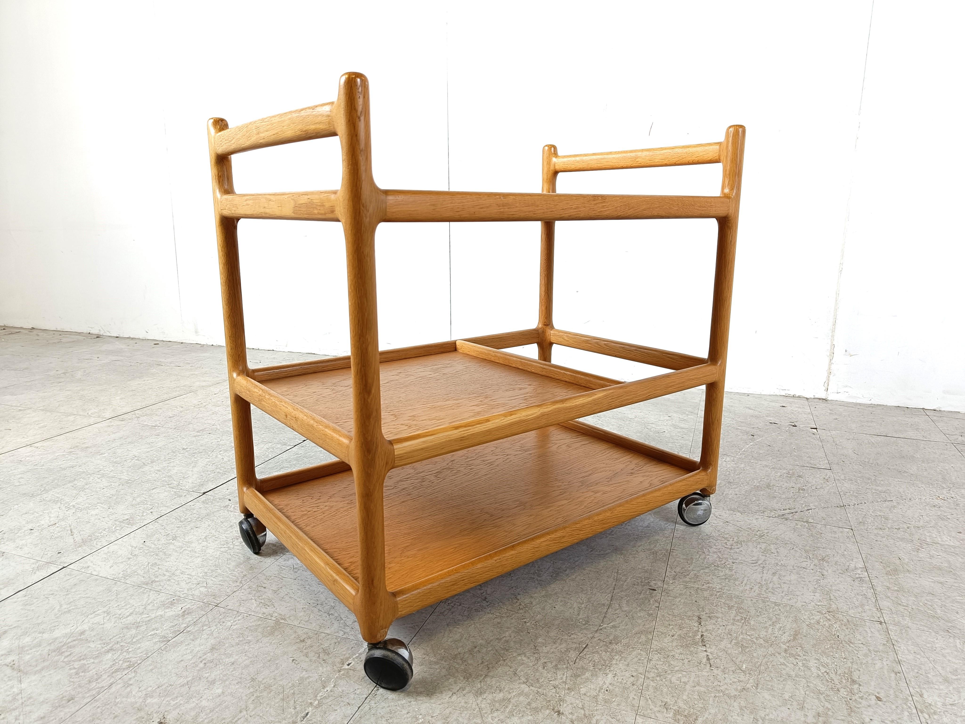 Classic serving car from the 1960s by Johannes Andersen for CFC Silkeborg. Solid teak frame with three shelves in teak veneer and chromed and plastic rollers.

Beautifully crafted frame.

Very good condition

1960s - Sweden

Dimensions:
Height: