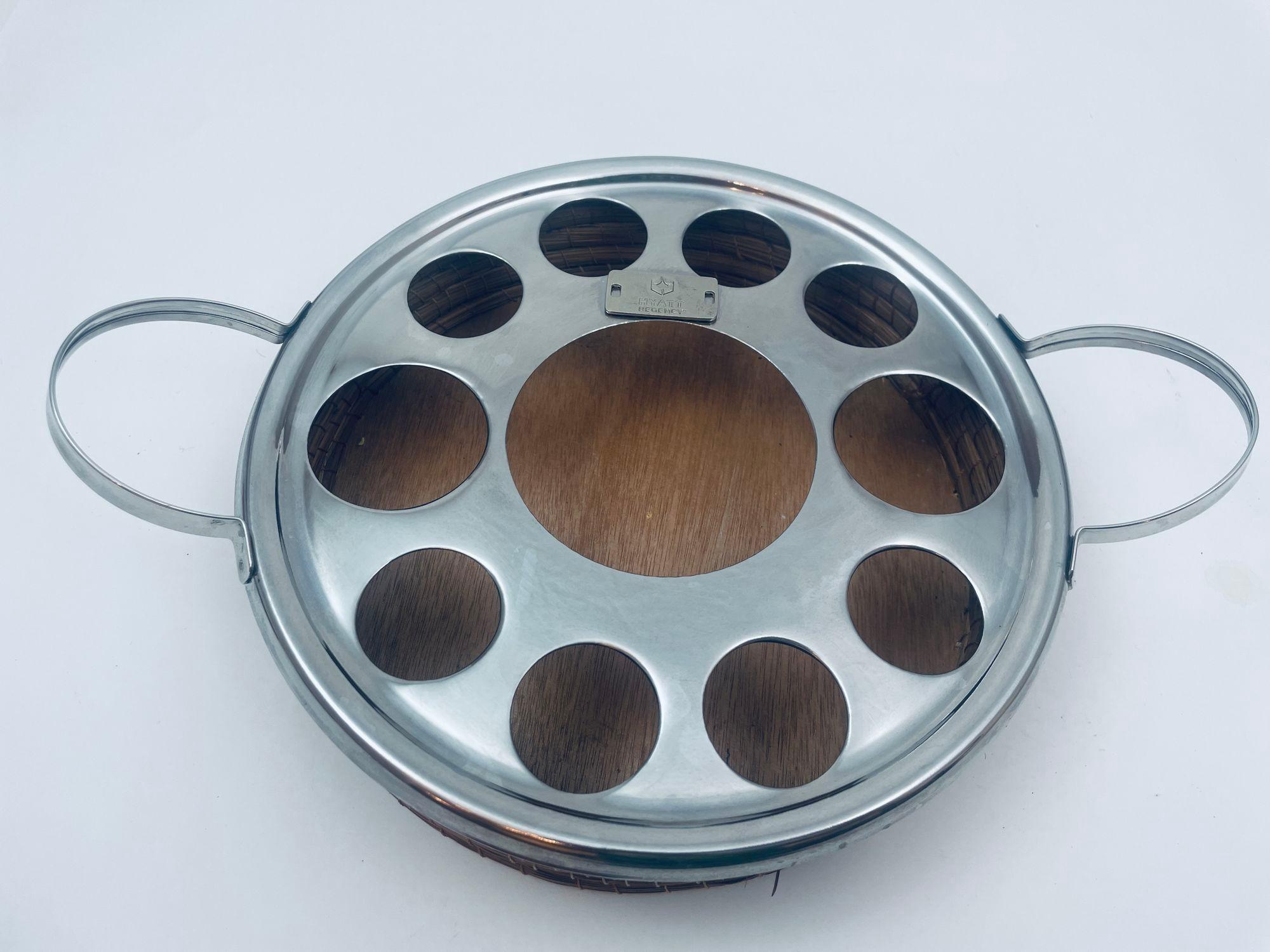 Vintage Serving Carrying Storage Wood and Rope Round Tray.
Runder Holzsockel mit geflochtenen Seiten und Metallgriffen mit Metallausschnitten oben für 1 Flasche mit Gläsern.
Wodka-Tablett mit Platz für 6 Gläser und die Wodka-Flasche.
Handgefertigter