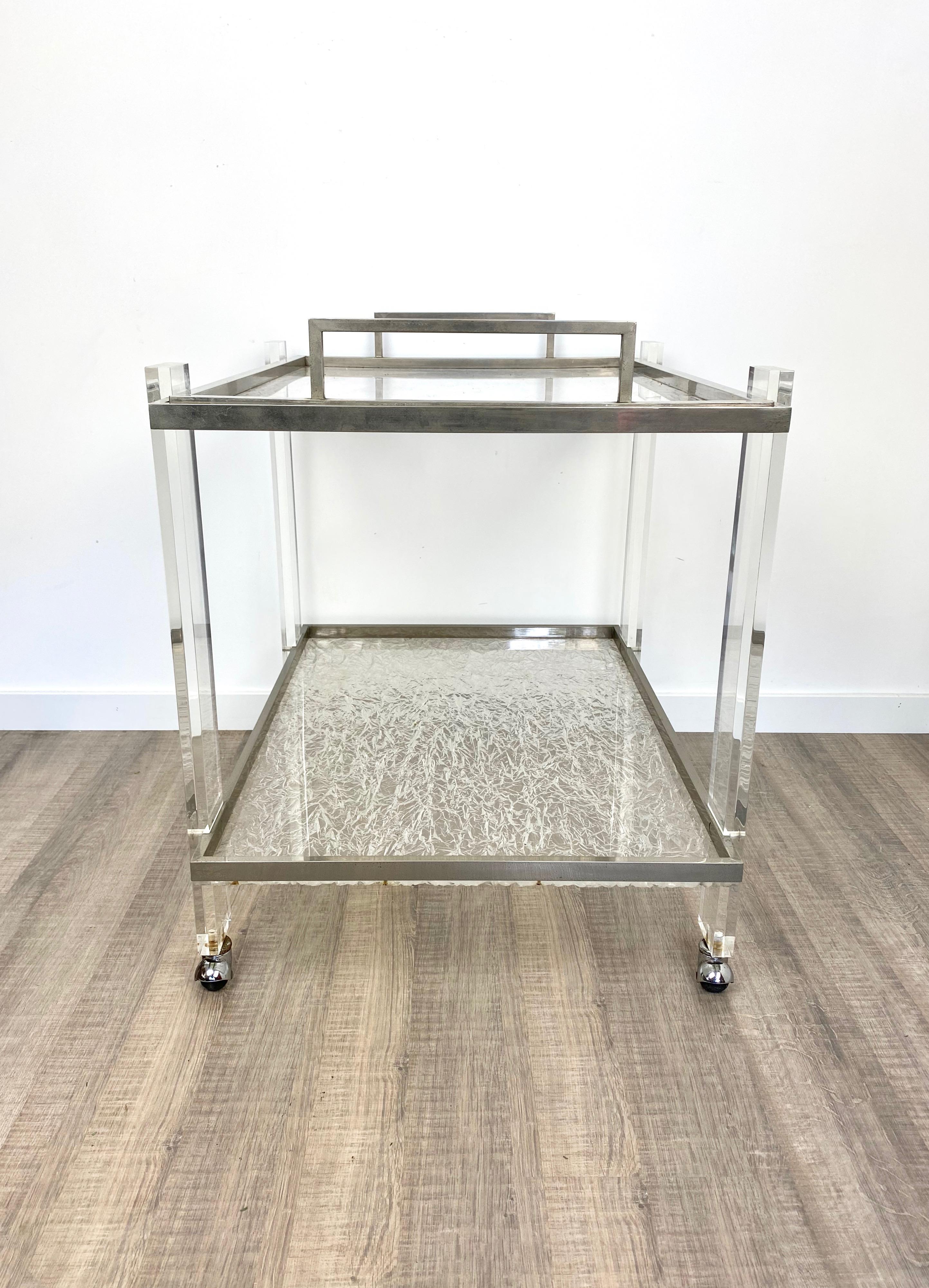 Carro de servir y bandeja Níquel y Lucite Efecto Hielo Estilo Willy Rizzo, Italia Años 70 en venta 5