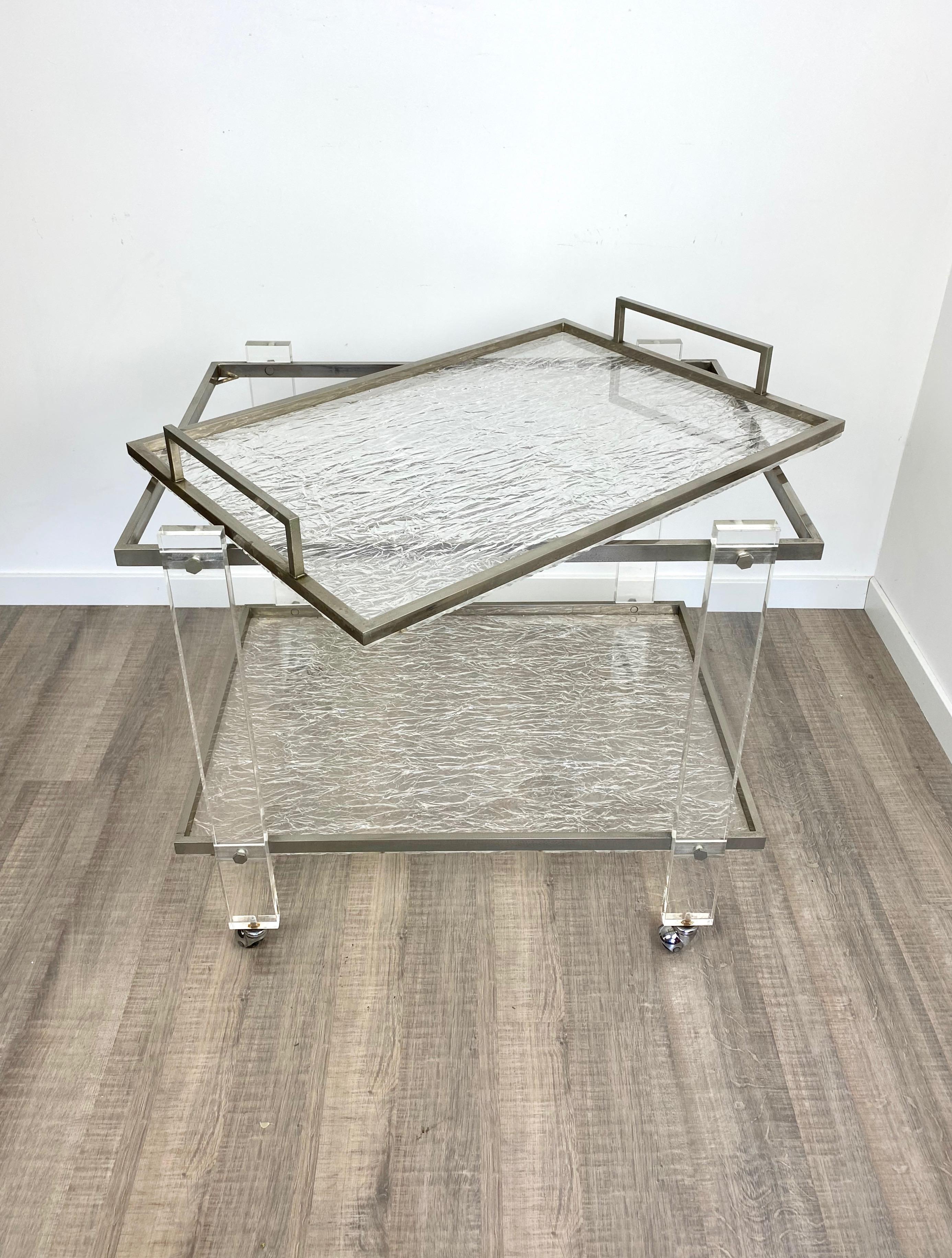 Serving cart trolley in nickel structure and ice effect Lucite shelves, one of which removable and usable as a tray, attributed to the Italian designer Willy Rizzo, circa 1970.