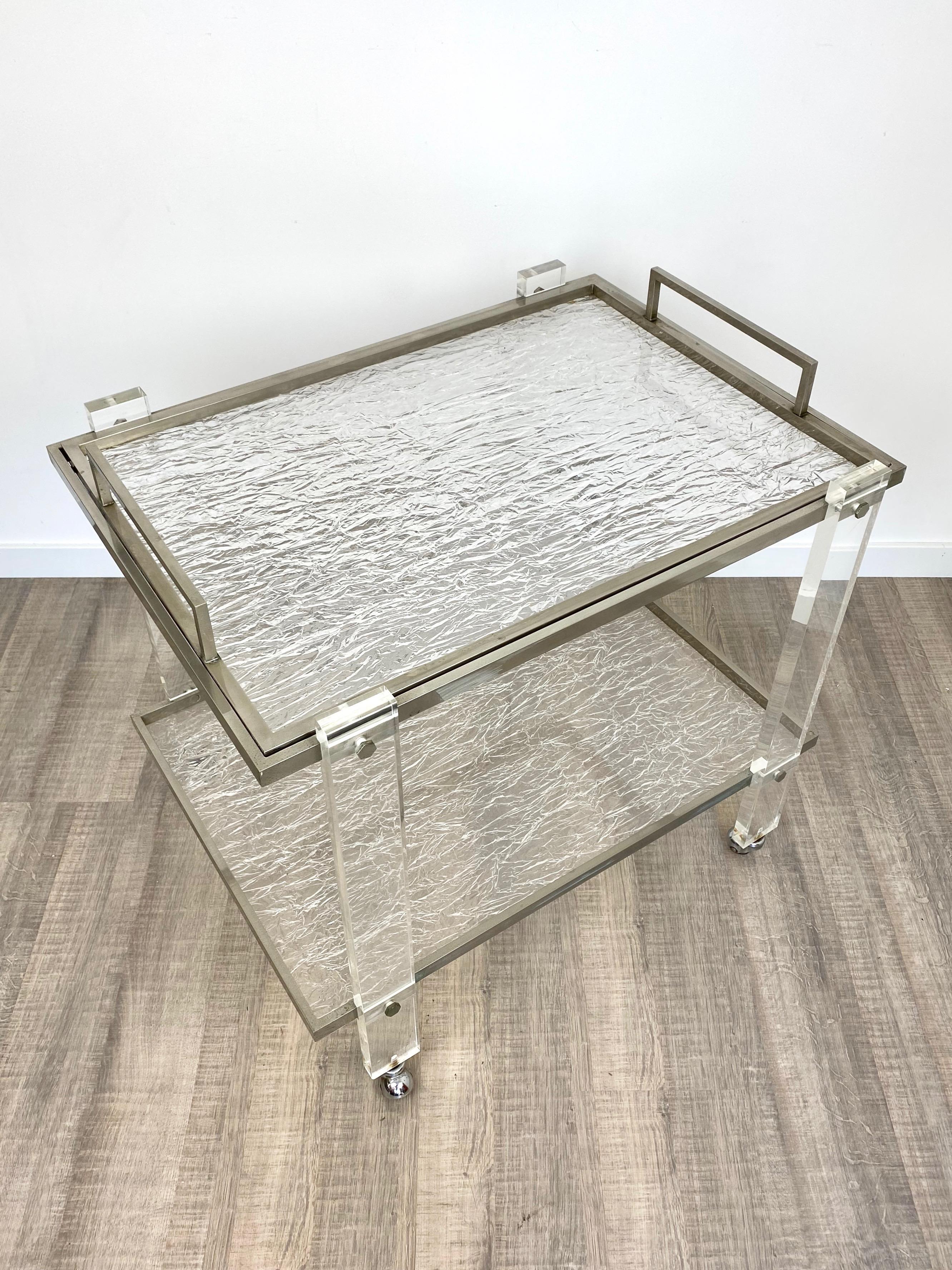 Carro de servir y bandeja Níquel y Lucite Efecto Hielo Estilo Willy Rizzo, Italia Años 70 en venta 1
